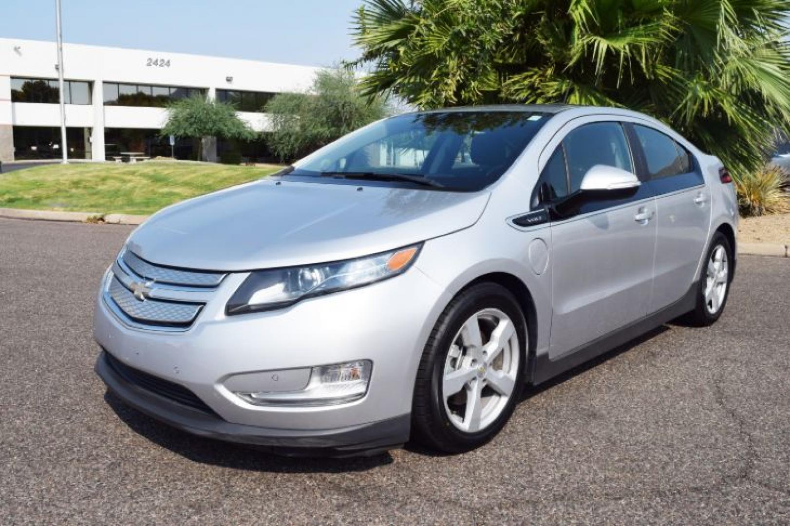 2015 Silver Ice Metallic /Jet Black seats/Dark accents Chevrolet Volt Premium w/ Navigation (1G1RD6E41FU) with an 1.4L 4 Cylinders engine, Continuously Variable Transmission transmission, located at 11056 N 23rd Dr #101, Phoenix, AZ, 85029, (623) 434-4252, 33.587704, -112.109962 - Photo#2