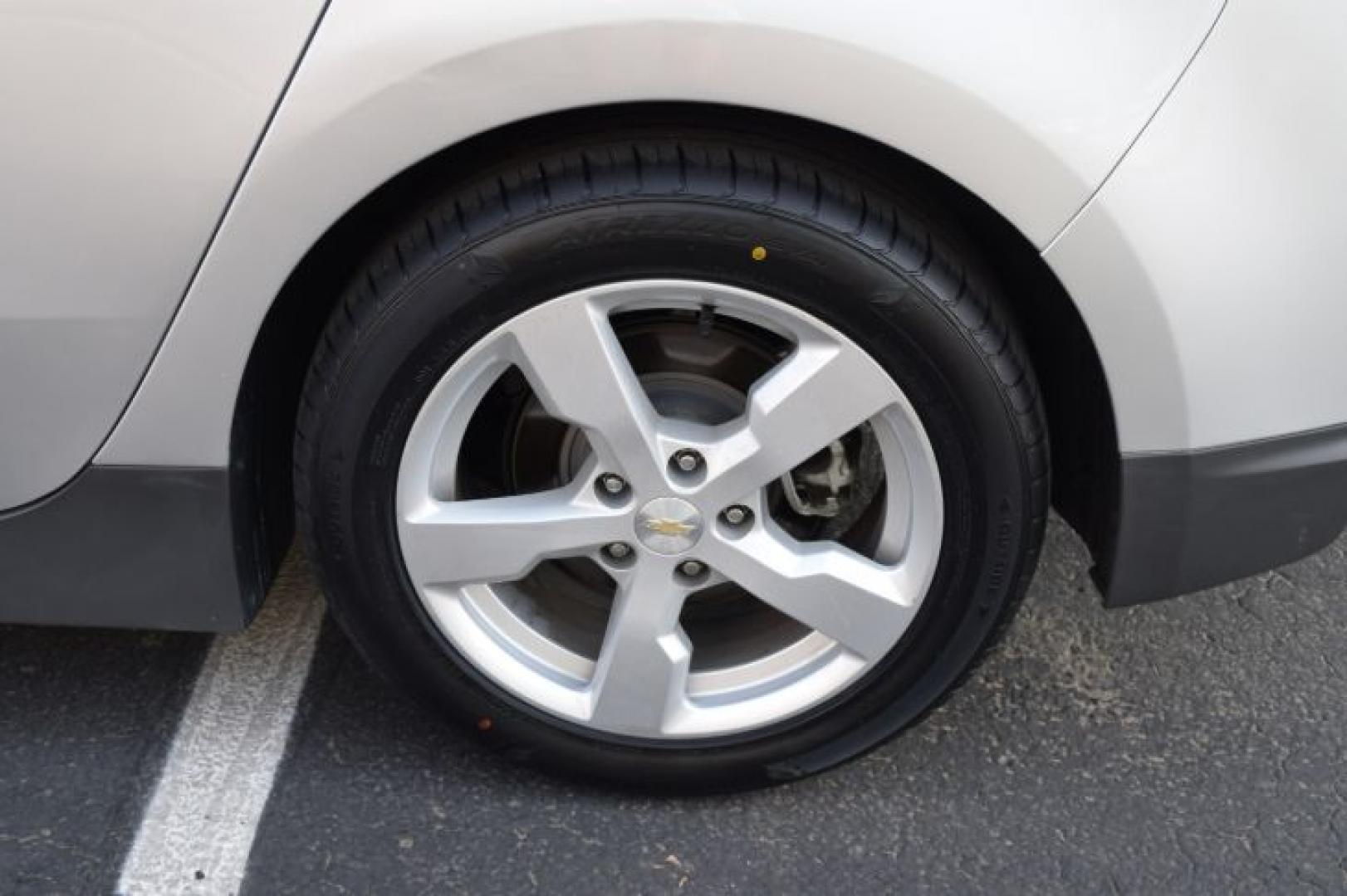 2015 Silver Ice Metallic /Jet Black seats/Dark accents Chevrolet Volt Premium w/ Navigation (1G1RD6E41FU) with an 1.4L 4 Cylinders engine, Continuously Variable Transmission transmission, located at 11056 N 23rd Dr #101, Phoenix, AZ, 85029, (623) 434-4252, 33.587704, -112.109962 - Photo#35