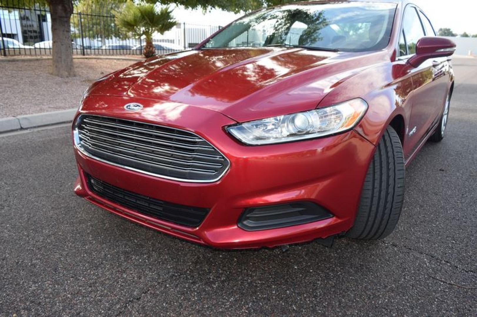2017 Ruby Red Metallic Tinted Clearcoat /Medium Light Stone Ford Fusion Hybrid SE (3FA6P0LU2HR) with an 2.0L L4 DOHC 16V HYBRID engine, CVT transmission, located at 11056 N 23rd Dr #101, Phoenix, AZ, 85029, (623) 434-4252, 33.587704, -112.109962 - Photo#34
