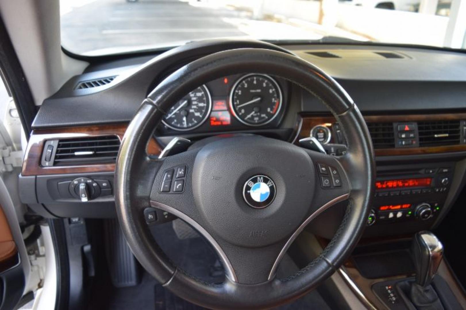 2011 Alpine White BMW 3-Series 328i Coupe - SULEV (WBAKE5C52BE) with an 3.0L L6 DOHC 24V engine, located at 11056 N 23rd Dr #101, Phoenix, AZ, 85029, (623) 434-4252, 33.587704, -112.109962 - Photo#14