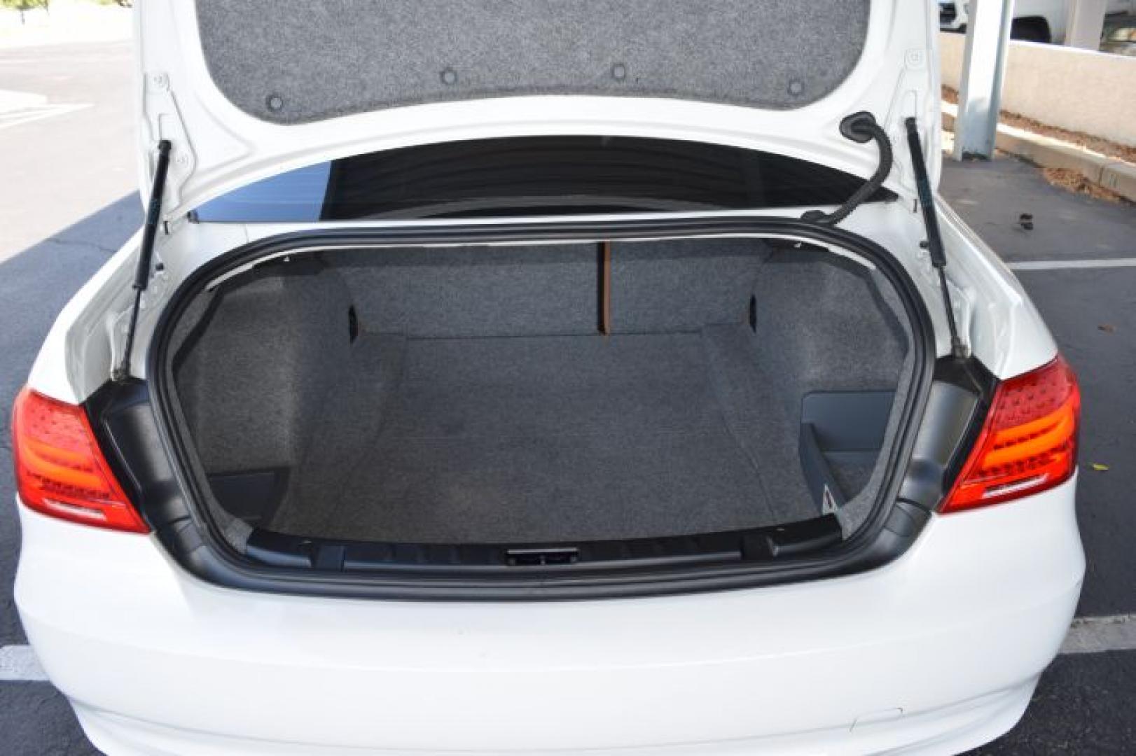 2011 Alpine White BMW 3-Series 328i Coupe - SULEV (WBAKE5C52BE) with an 3.0L L6 DOHC 24V engine, located at 11056 N 23rd Dr #101, Phoenix, AZ, 85029, (623) 434-4252, 33.587704, -112.109962 - Photo#36