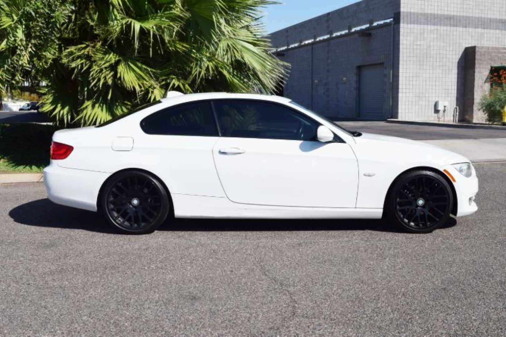 2011 Alpine White BMW 3-Series 328i Coupe - SULEV (WBAKE5C52BE) with an 3.0L L6 DOHC 24V engine, located at 11056 N 23rd Dr #101, Phoenix, AZ, 85029, (623) 434-4252, 33.587704, -112.109962 - Photo#3