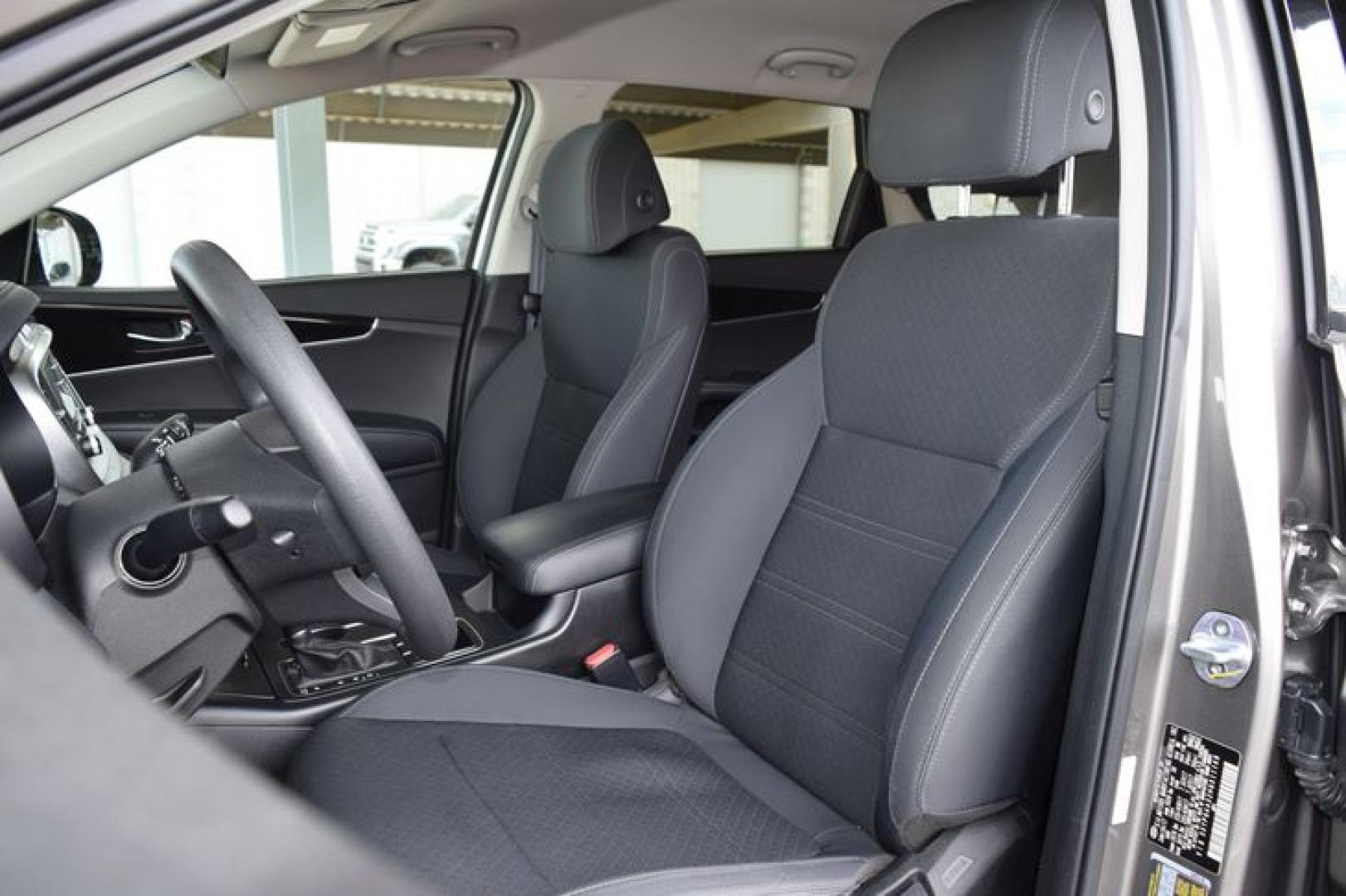 2017 Titanium Silver /Satin Black Kia Sorento L 2WD (5XYPG4A32HG) with an 2.4L L4 DOHC 16V engine, 6-Speed Automatic transmission, located at 11056 N 23rd Dr #101, Phoenix, AZ, 85029, (623) 434-4252, 33.587704, -112.109962 - Photo#9