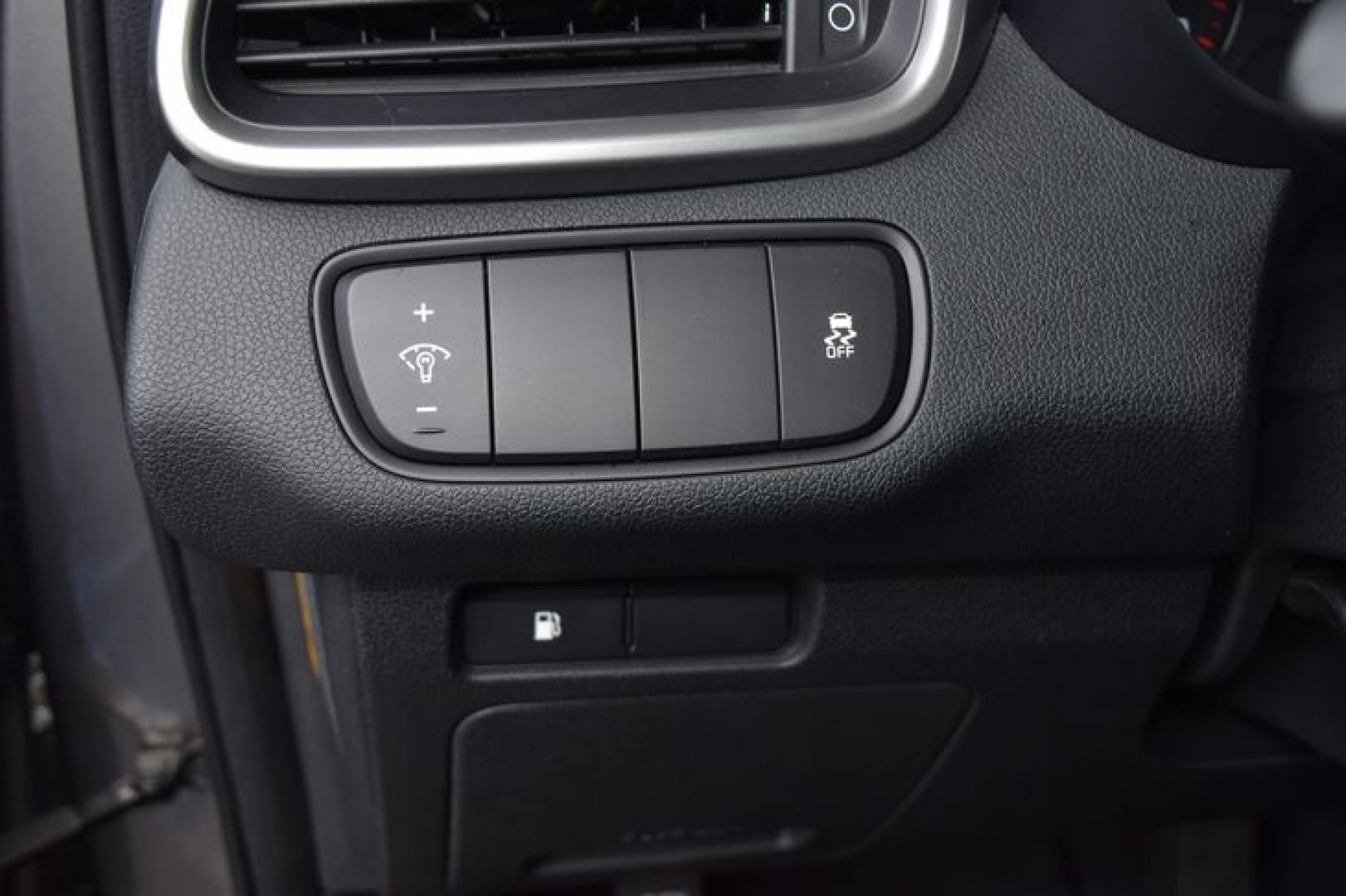 2017 Titanium Silver /Satin Black Kia Sorento L 2WD (5XYPG4A32HG) with an 2.4L L4 DOHC 16V engine, 6-Speed Automatic transmission, located at 11056 N 23rd Dr #101, Phoenix, AZ, 85029, (623) 434-4252, 33.587704, -112.109962 - Photo#20