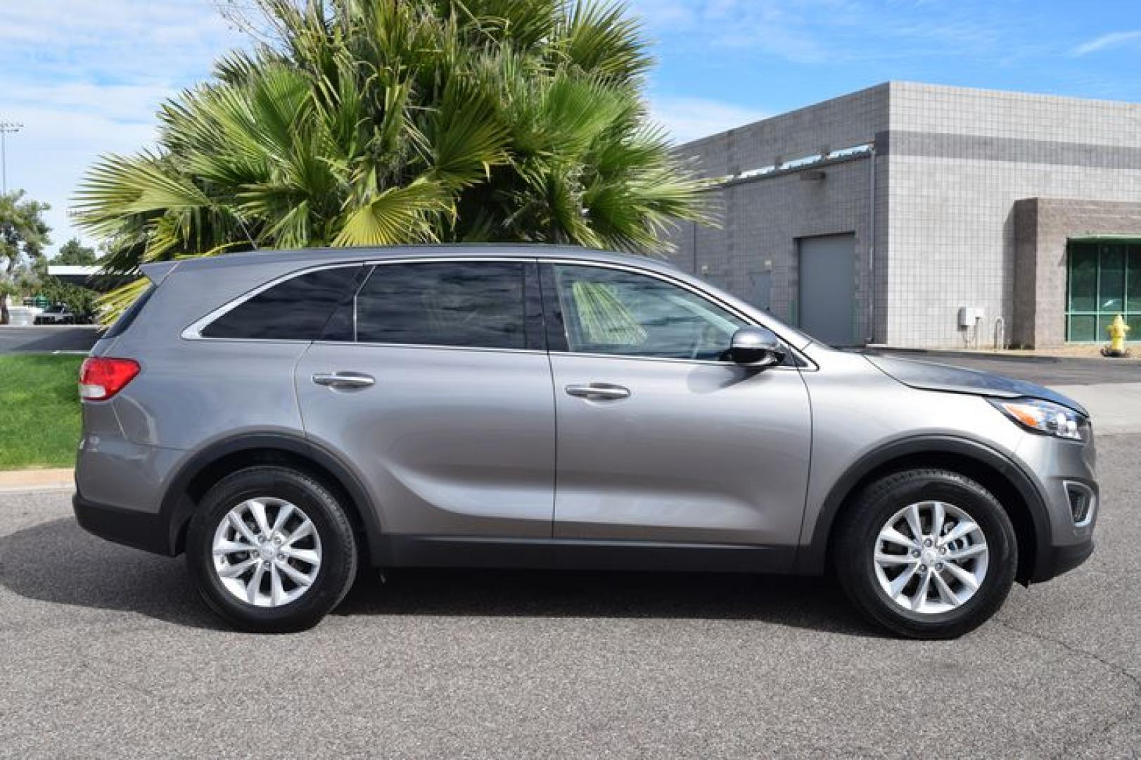 2017 Titanium Silver /Satin Black Kia Sorento L 2WD (5XYPG4A32HG) with an 2.4L L4 DOHC 16V engine, 6-Speed Automatic transmission, located at 11056 N 23rd Dr #101, Phoenix, AZ, 85029, (623) 434-4252, 33.587704, -112.109962 - Photo#3