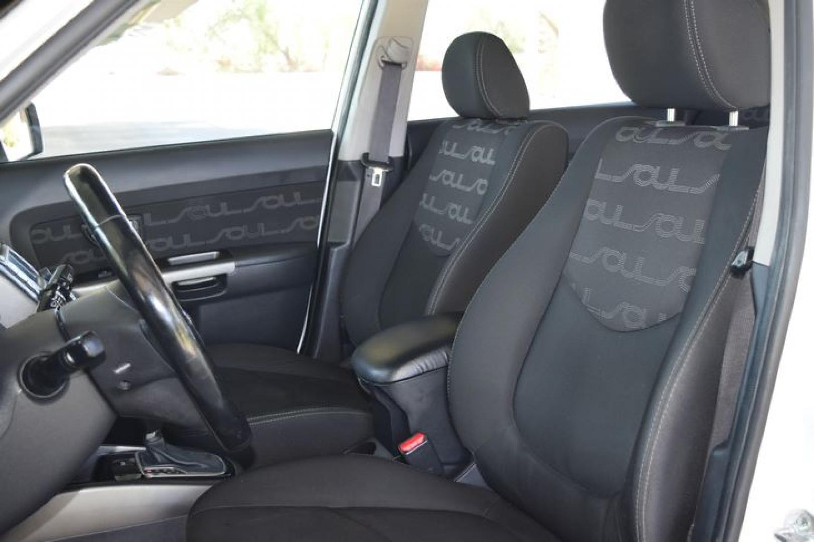 2013 Clear White /Black Kia Soul + (KNDJT2A66D7) with an 2.0L L4 DOHC 16V engine, Automatic transmission, located at 11056 N 23rd Dr #101, Phoenix, AZ, 85029, (623) 434-4252, 33.587704, -112.109962 - Photo#9