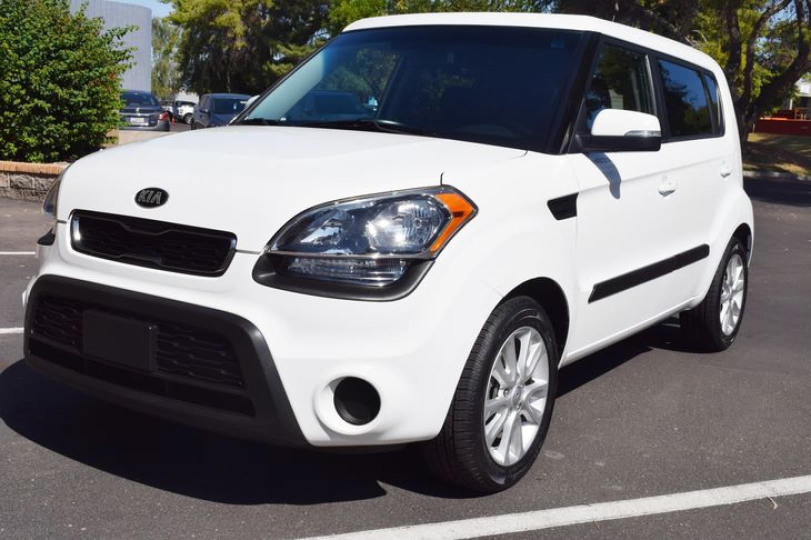 2013 Clear White /Black Kia Soul + (KNDJT2A66D7) with an 2.0L L4 DOHC 16V engine, Automatic transmission, located at 11056 N 23rd Dr #101, Phoenix, AZ, 85029, (623) 434-4252, 33.587704, -112.109962 - Photo#2