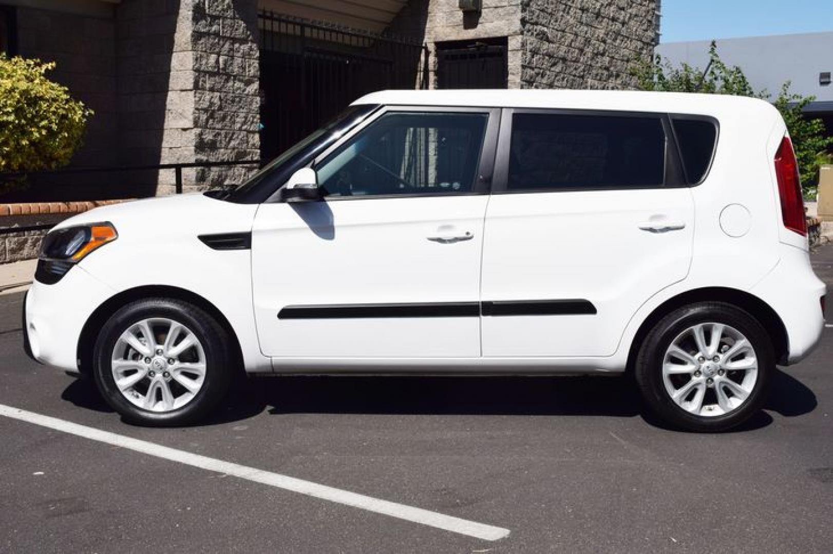 2013 Clear White /Black Kia Soul + (KNDJT2A66D7) with an 2.0L L4 DOHC 16V engine, Automatic transmission, located at 11056 N 23rd Dr #101, Phoenix, AZ, 85029, (623) 434-4252, 33.587704, -112.109962 - Photo#3