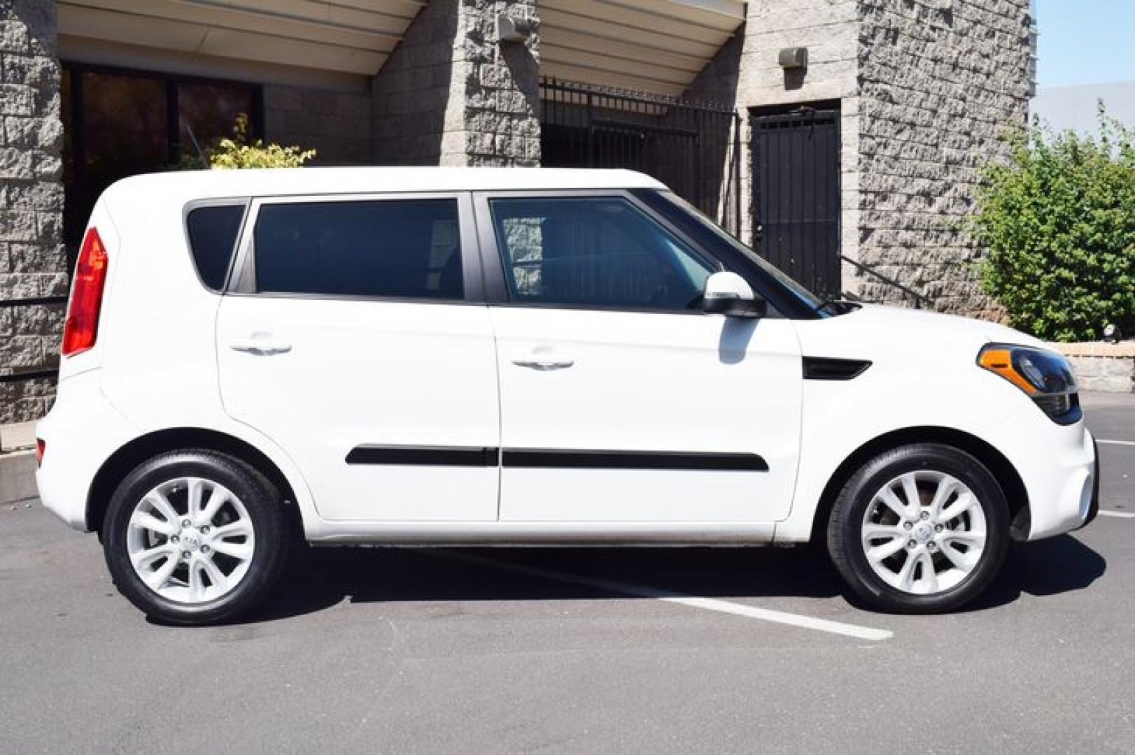 2013 Clear White /Black Kia Soul + (KNDJT2A66D7) with an 2.0L L4 DOHC 16V engine, Automatic transmission, located at 11056 N 23rd Dr #101, Phoenix, AZ, 85029, (623) 434-4252, 33.587704, -112.109962 - Photo#4