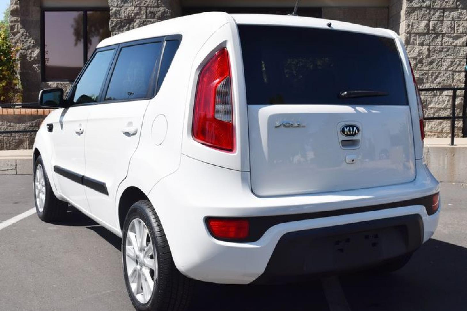 2013 Clear White /Black Kia Soul + (KNDJT2A66D7) with an 2.0L L4 DOHC 16V engine, Automatic transmission, located at 11056 N 23rd Dr #101, Phoenix, AZ, 85029, (623) 434-4252, 33.587704, -112.109962 - Photo#5
