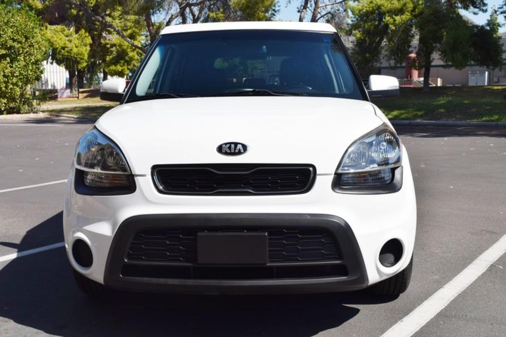 2013 Clear White /Black Kia Soul + (KNDJT2A66D7) with an 2.0L L4 DOHC 16V engine, Automatic transmission, located at 11056 N 23rd Dr #101, Phoenix, AZ, 85029, (623) 434-4252, 33.587704, -112.109962 - Photo#7