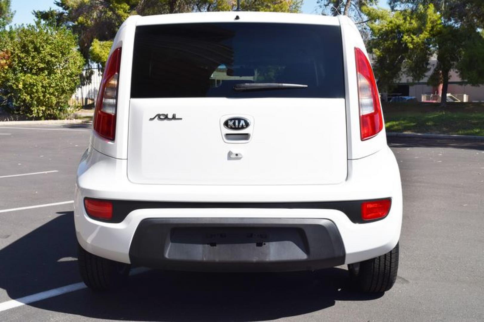 2013 Clear White /Black Kia Soul + (KNDJT2A66D7) with an 2.0L L4 DOHC 16V engine, Automatic transmission, located at 11056 N 23rd Dr #101, Phoenix, AZ, 85029, (623) 434-4252, 33.587704, -112.109962 - Photo#8