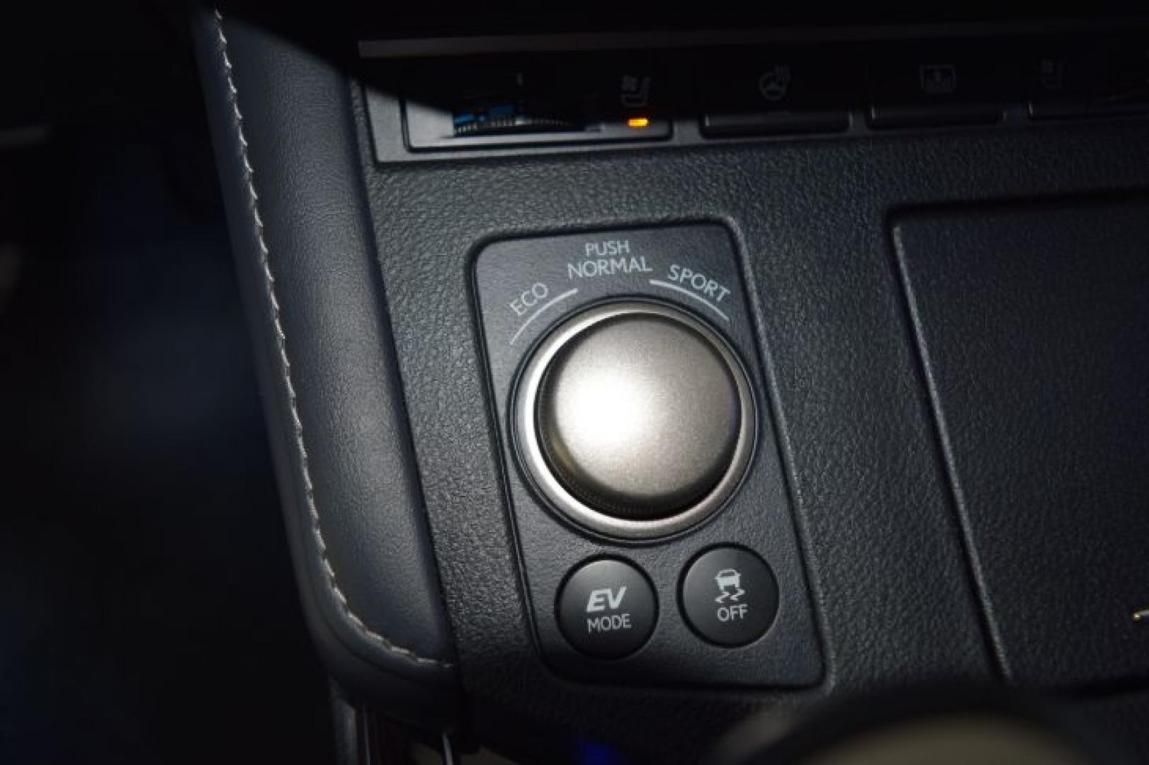 2018 Obsidian /Black w/Linear Wood Lexus ES 300h Sedan (JTHBW1GG1J2) with an 2.5L L4 DOHC 16V HYBRID engine, CVT transmission, located at 11056 N 23rd Dr #101, Phoenix, AZ, 85029, (623) 434-4252, 33.587704, -112.109962 - Photo#24