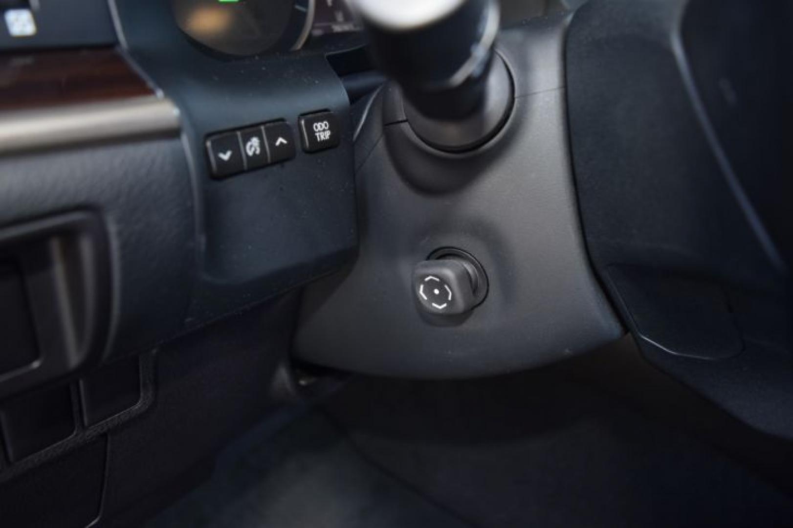 2018 Obsidian /Black w/Linear Wood Lexus ES 300h Sedan (JTHBW1GG1J2) with an 2.5L L4 DOHC 16V HYBRID engine, CVT transmission, located at 11056 N 23rd Dr #101, Phoenix, AZ, 85029, (623) 434-4252, 33.587704, -112.109962 - Photo#32