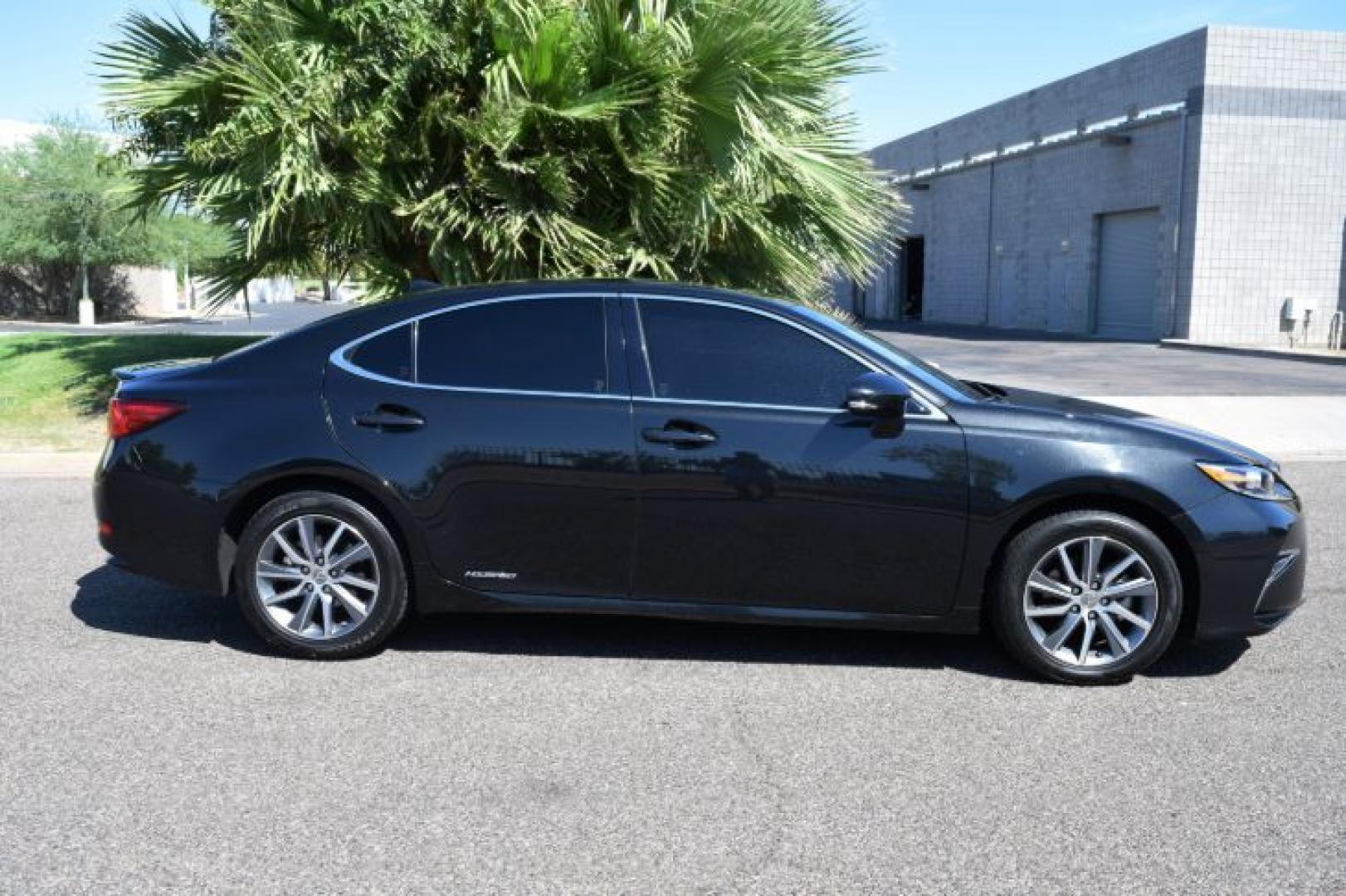 2018 Obsidian /Black w/Linear Wood Lexus ES 300h Sedan (JTHBW1GG1J2) with an 2.5L L4 DOHC 16V HYBRID engine, CVT transmission, located at 11056 N 23rd Dr #101, Phoenix, AZ, 85029, (623) 434-4252, 33.587704, -112.109962 - Photo#3