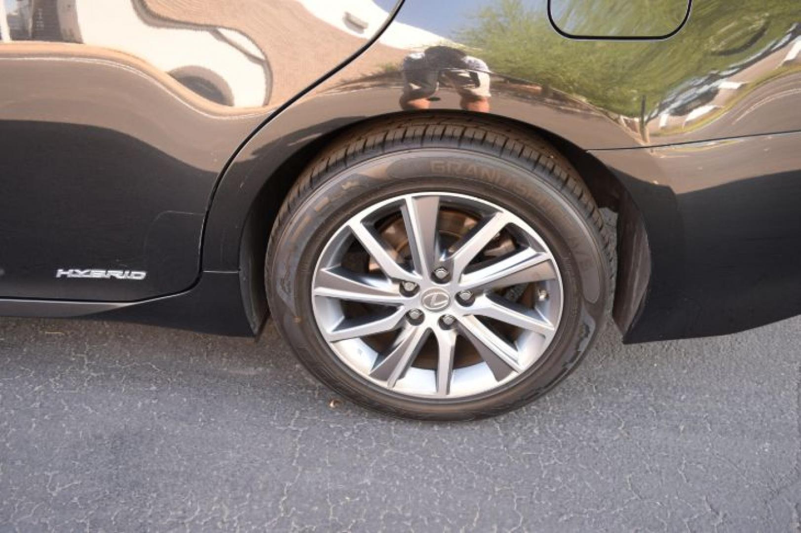 2018 Obsidian /Black w/Linear Wood Lexus ES 300h Sedan (JTHBW1GG1J2) with an 2.5L L4 DOHC 16V HYBRID engine, CVT transmission, located at 11056 N 23rd Dr #101, Phoenix, AZ, 85029, (623) 434-4252, 33.587704, -112.109962 - Photo#42