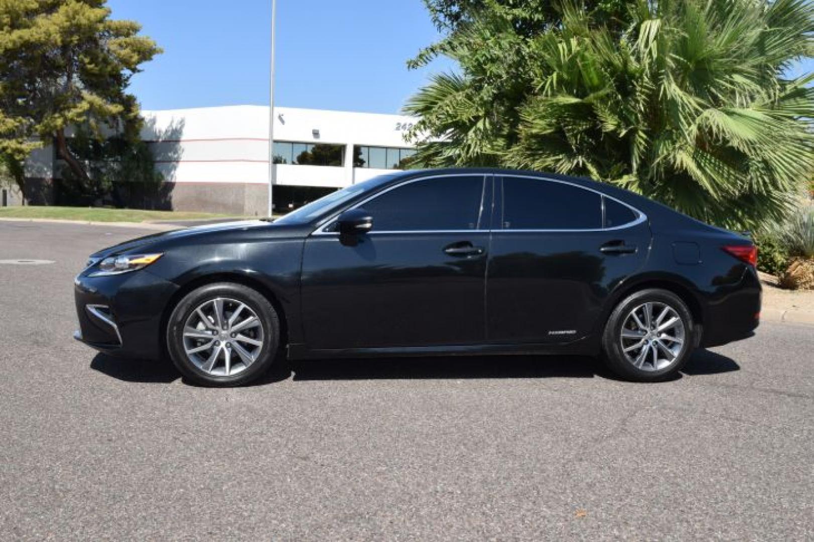 2018 Obsidian /Black w/Linear Wood Lexus ES 300h Sedan (JTHBW1GG1J2) with an 2.5L L4 DOHC 16V HYBRID engine, CVT transmission, located at 11056 N 23rd Dr #101, Phoenix, AZ, 85029, (623) 434-4252, 33.587704, -112.109962 - Photo#4