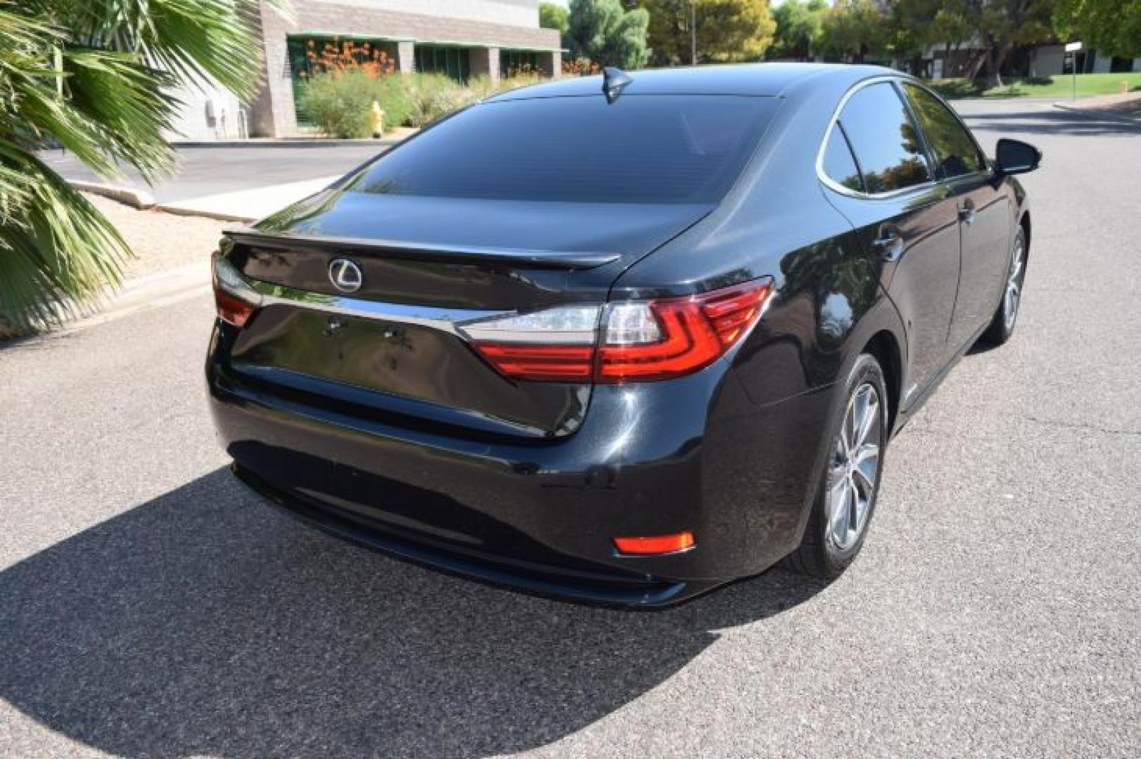 2018 Obsidian /Black w/Linear Wood Lexus ES 300h Sedan (JTHBW1GG1J2) with an 2.5L L4 DOHC 16V HYBRID engine, CVT transmission, located at 11056 N 23rd Dr #101, Phoenix, AZ, 85029, (623) 434-4252, 33.587704, -112.109962 - Photo#5