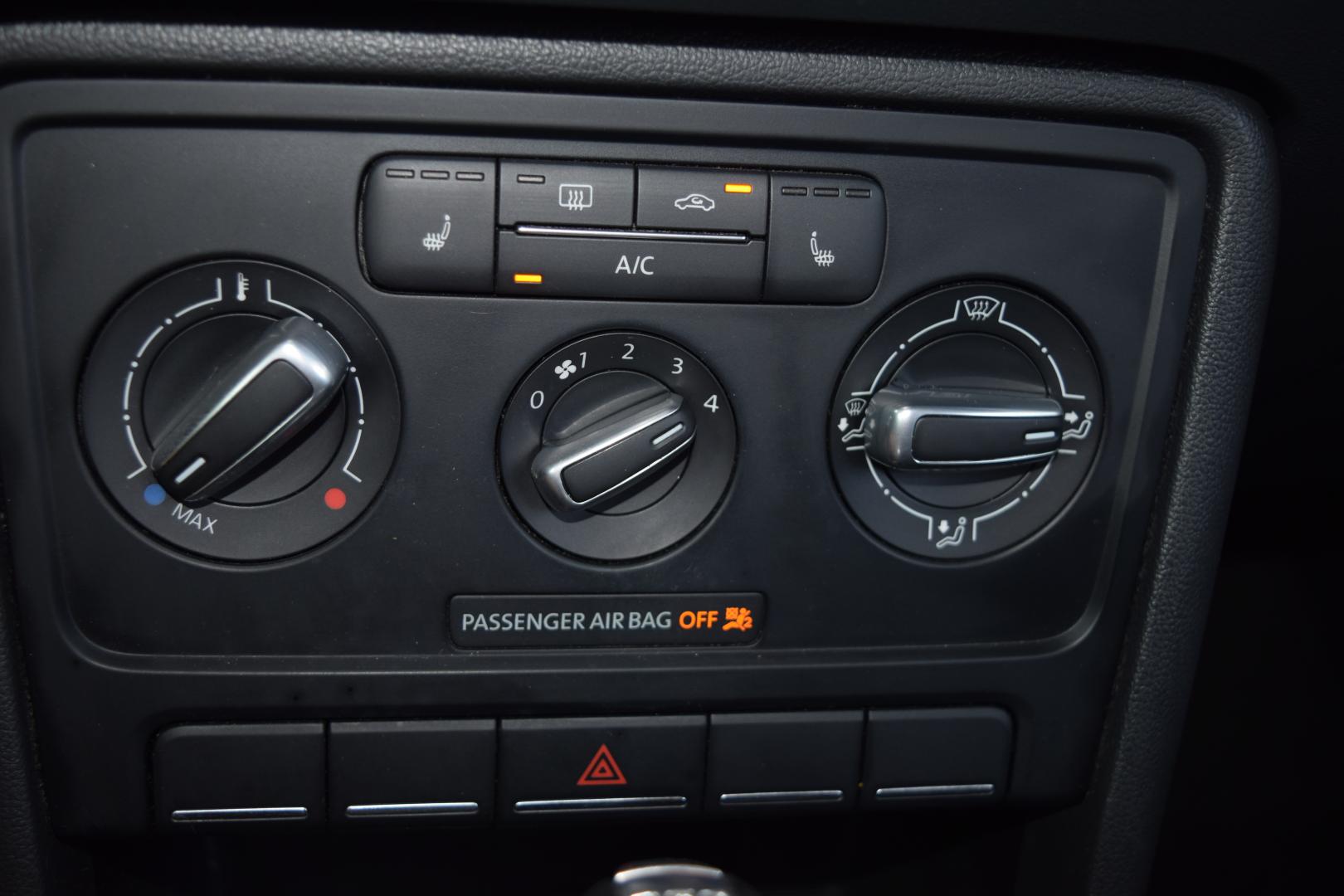 2014 /Black Volkswagen Beetle 2.0T Turbo (3VWJL7AT2EM) with an 2.0L L4 DOHC 16V TURBO DIESEL engine, Automatic transmission, located at 11056 N 23rd Dr #101, Phoenix, AZ, 85029, (623) 434-4252, 33.587704, -112.109962 - Photo#19