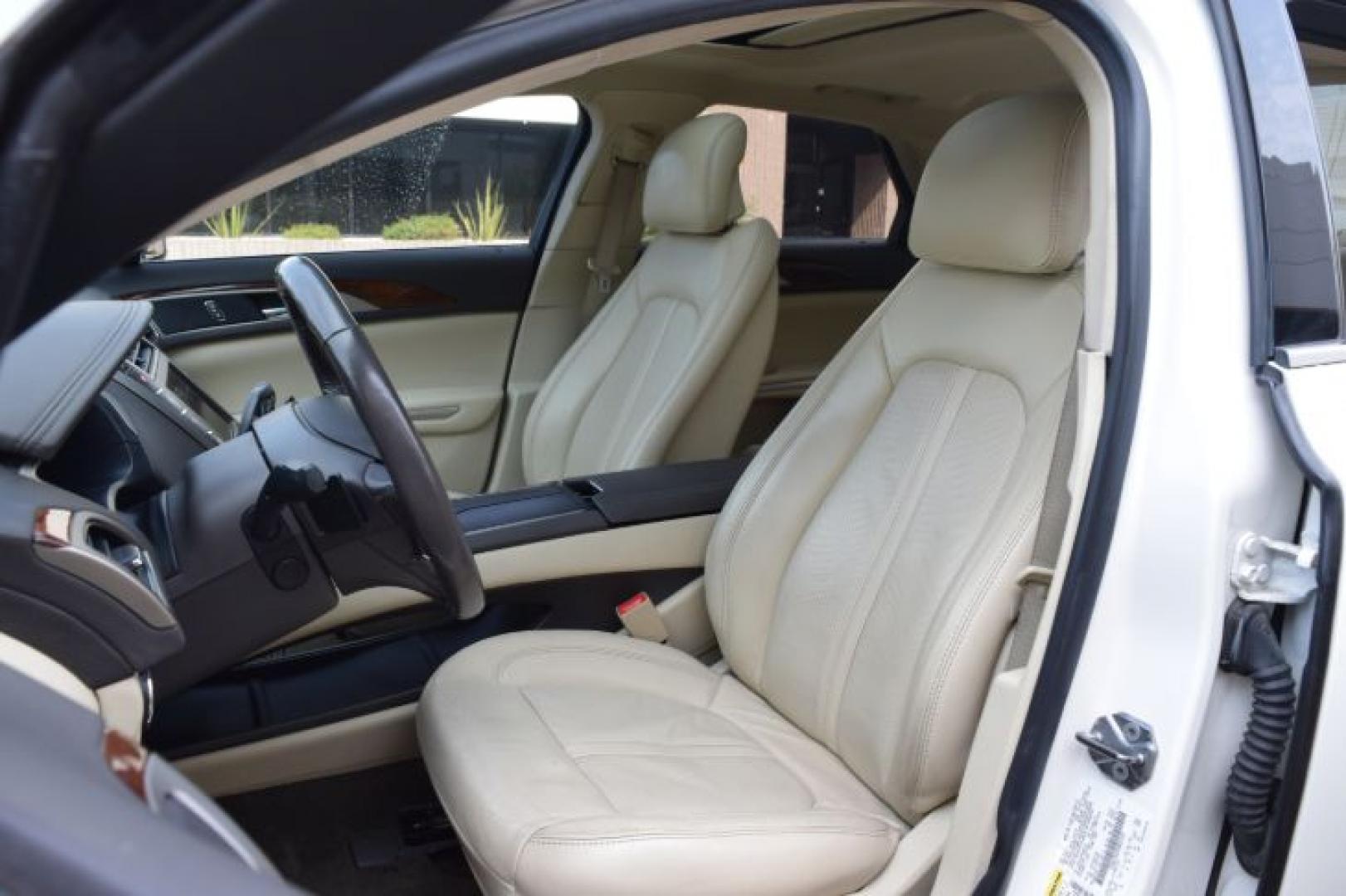 2013 White Platinum Metallic Tri-Coat /Light Dune Lincoln MKZ FWD (3LN6L2GK4DR) with an 3.7L V6 DOHC 24V engine, 6-Speed Automatic transmission, located at 11056 N 23rd Dr #101, Phoenix, AZ, 85029, (623) 434-4252, 33.587704, -112.109962 - Photo#10