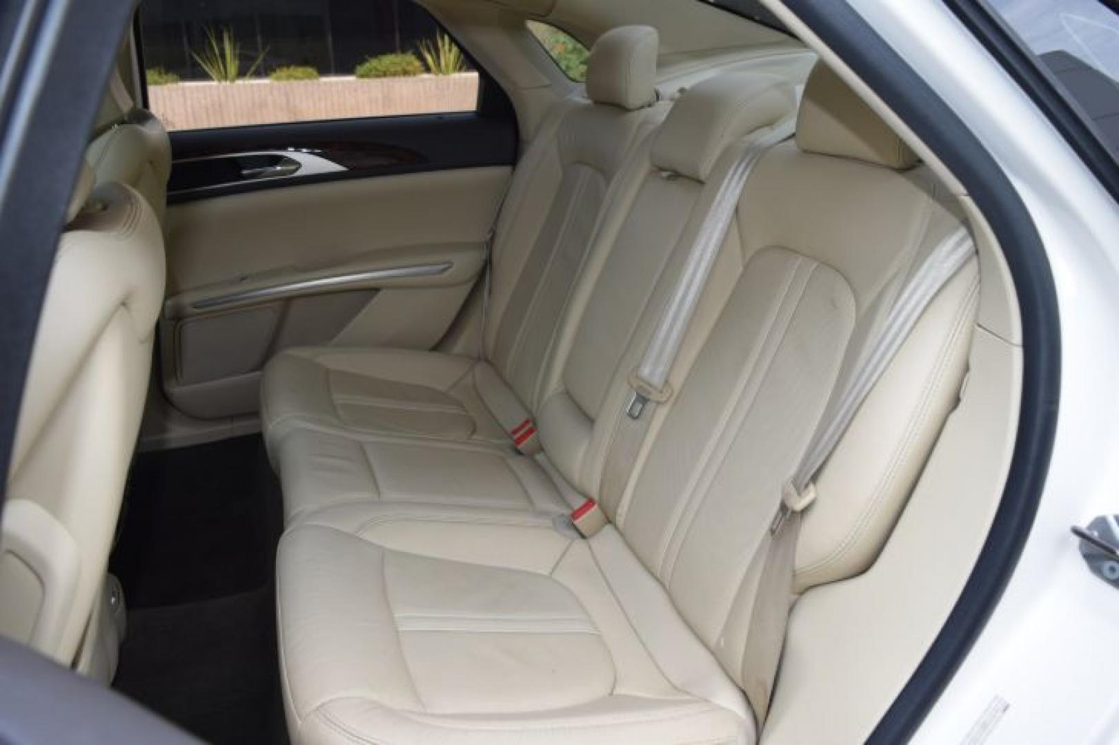 2013 White Platinum Metallic Tri-Coat /Light Dune Lincoln MKZ FWD (3LN6L2GK4DR) with an 3.7L V6 DOHC 24V engine, 6-Speed Automatic transmission, located at 11056 N 23rd Dr #101, Phoenix, AZ, 85029, (623) 434-4252, 33.587704, -112.109962 - Photo#11
