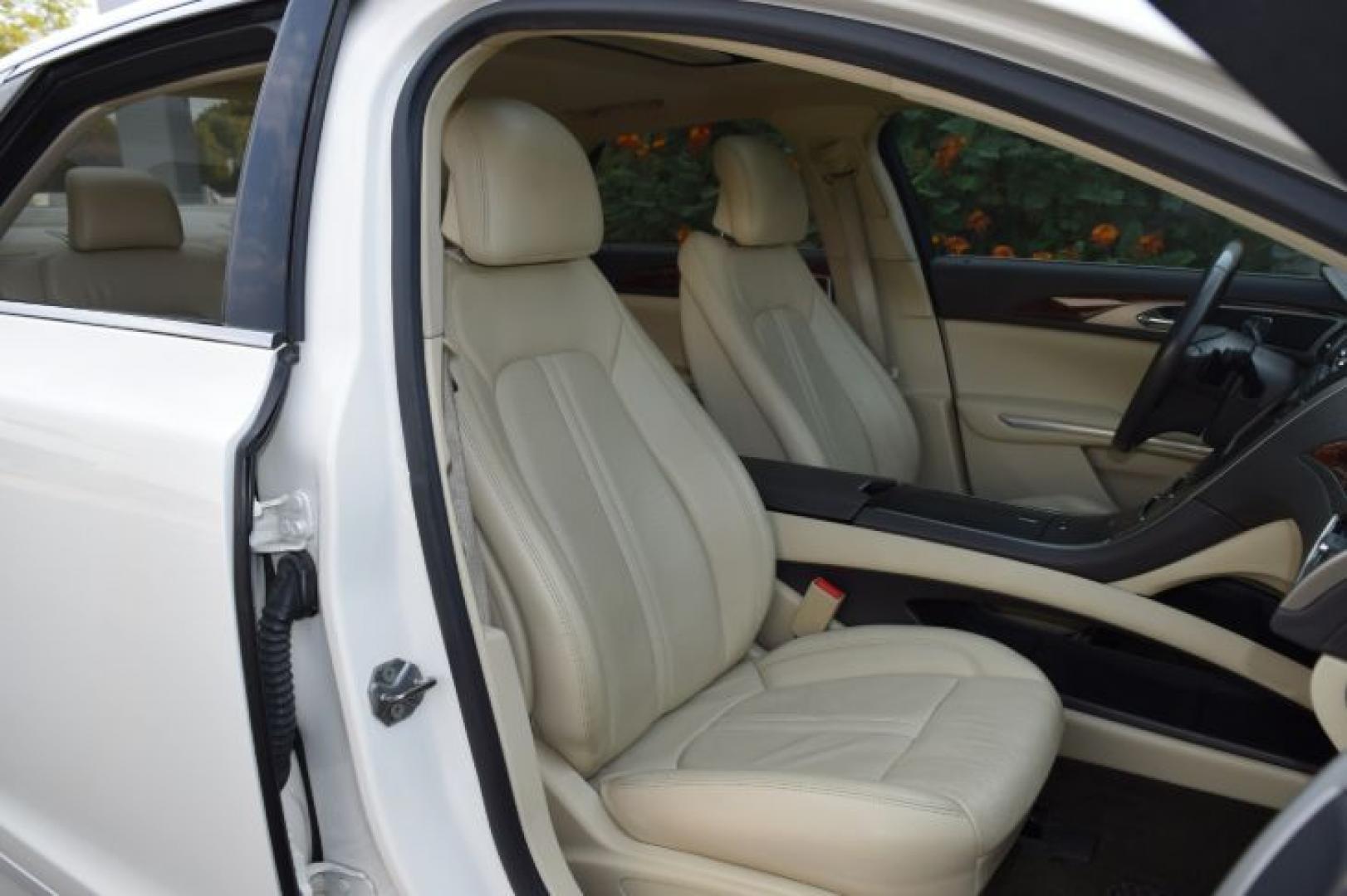 2013 White Platinum Metallic Tri-Coat /Light Dune Lincoln MKZ FWD (3LN6L2GK4DR) with an 3.7L V6 DOHC 24V engine, 6-Speed Automatic transmission, located at 11056 N 23rd Dr #101, Phoenix, AZ, 85029, (623) 434-4252, 33.587704, -112.109962 - Photo#12