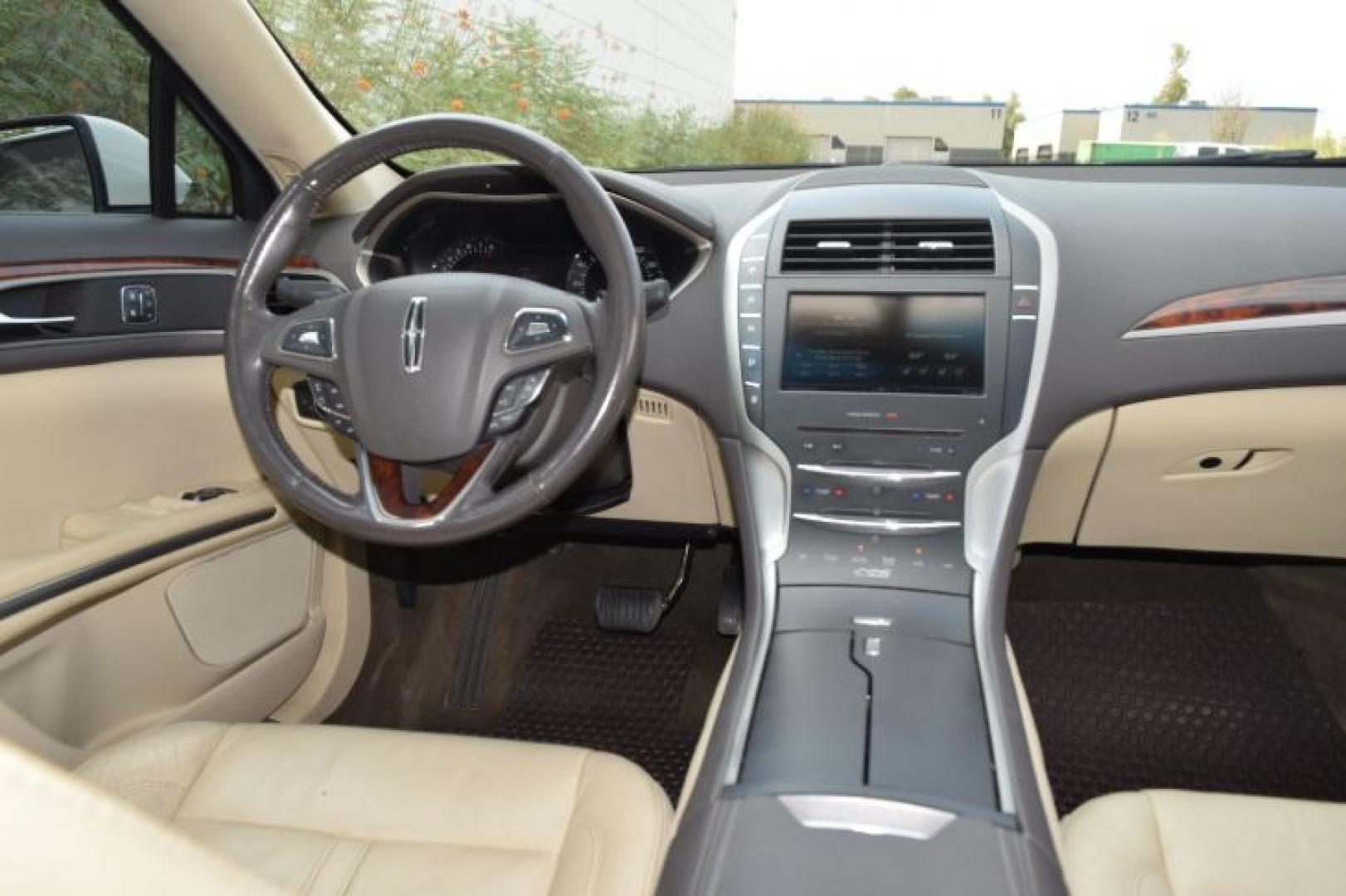 2013 White Platinum Metallic Tri-Coat /Light Dune Lincoln MKZ FWD (3LN6L2GK4DR) with an 3.7L V6 DOHC 24V engine, 6-Speed Automatic transmission, located at 11056 N 23rd Dr #101, Phoenix, AZ, 85029, (623) 434-4252, 33.587704, -112.109962 - Photo#17