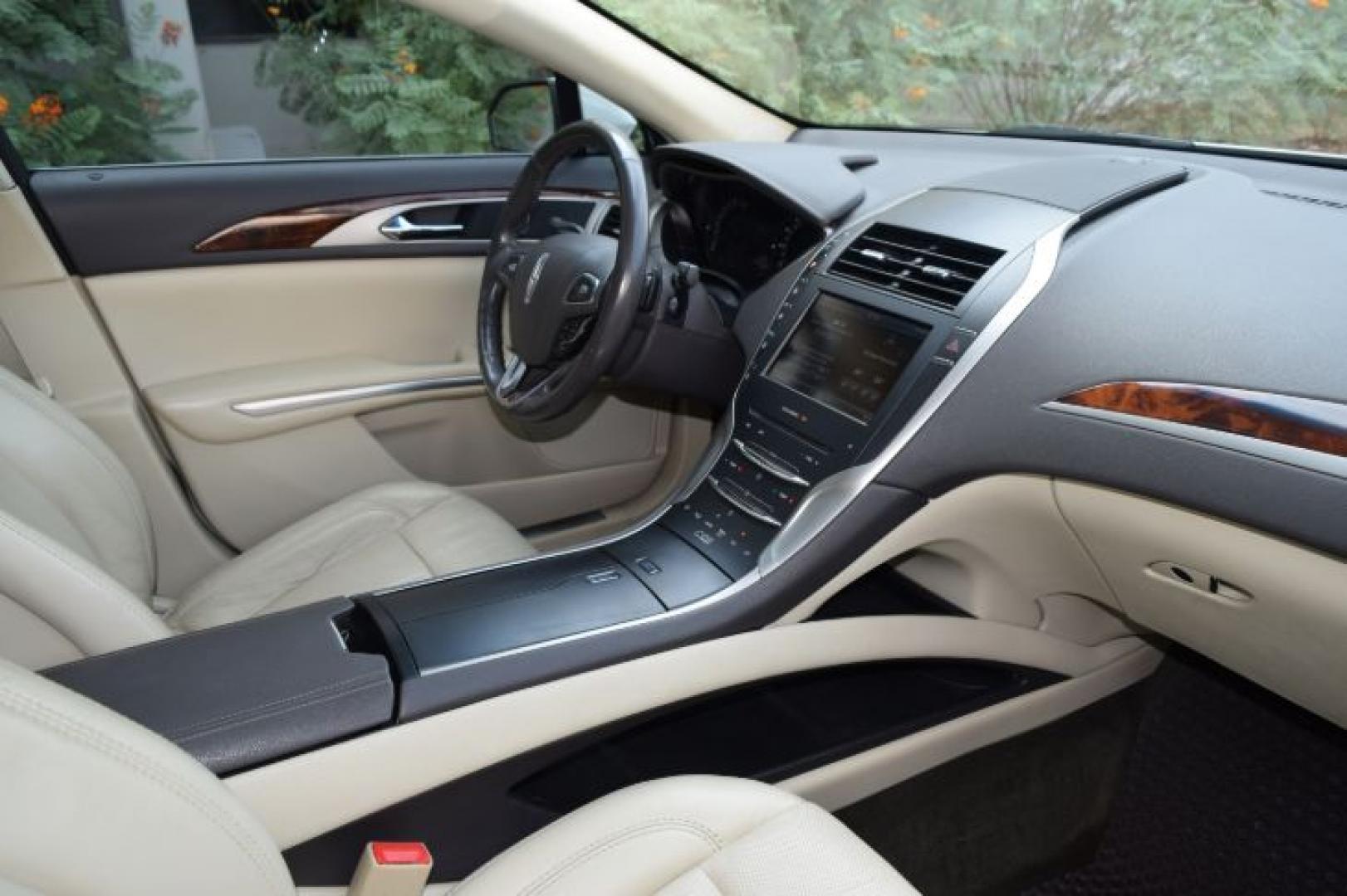 2013 White Platinum Metallic Tri-Coat /Light Dune Lincoln MKZ FWD (3LN6L2GK4DR) with an 3.7L V6 DOHC 24V engine, 6-Speed Automatic transmission, located at 11056 N 23rd Dr #101, Phoenix, AZ, 85029, (623) 434-4252, 33.587704, -112.109962 - Photo#1