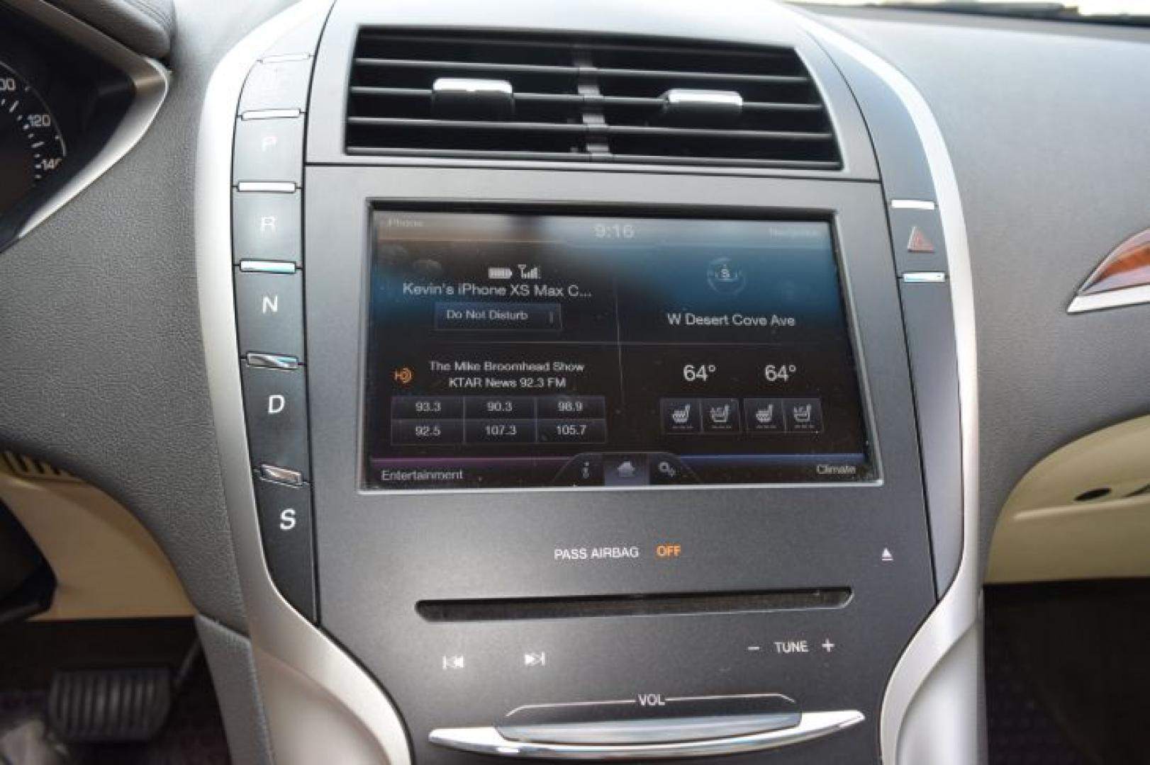 2013 White Platinum Metallic Tri-Coat /Light Dune Lincoln MKZ FWD (3LN6L2GK4DR) with an 3.7L V6 DOHC 24V engine, 6-Speed Automatic transmission, located at 11056 N 23rd Dr #101, Phoenix, AZ, 85029, (623) 434-4252, 33.587704, -112.109962 - Photo#20