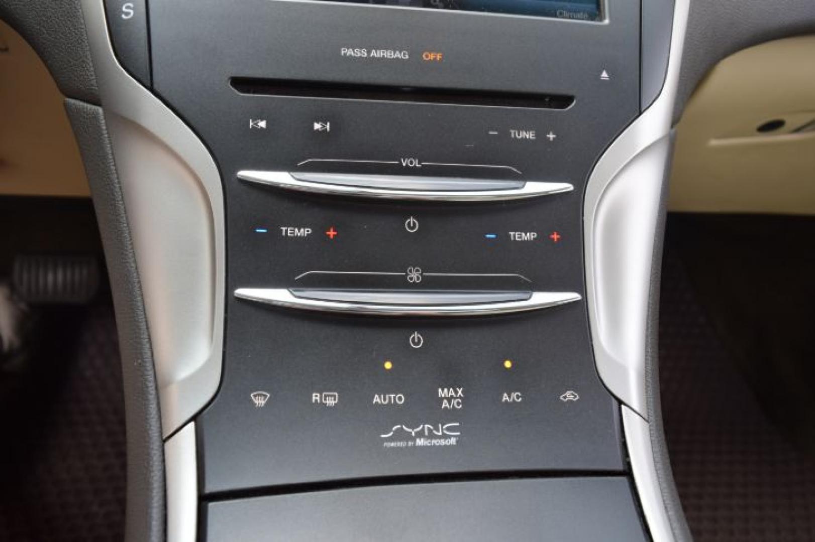 2013 White Platinum Metallic Tri-Coat /Light Dune Lincoln MKZ FWD (3LN6L2GK4DR) with an 3.7L V6 DOHC 24V engine, 6-Speed Automatic transmission, located at 11056 N 23rd Dr #101, Phoenix, AZ, 85029, (623) 434-4252, 33.587704, -112.109962 - Photo#21