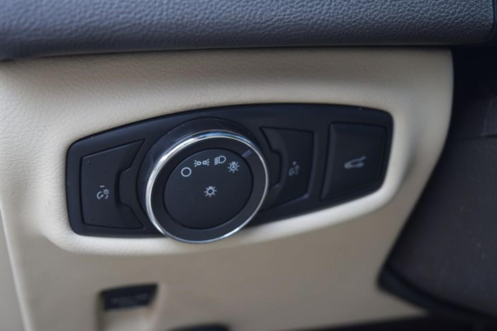 2013 White Platinum Metallic Tri-Coat /Light Dune Lincoln MKZ FWD (3LN6L2GK4DR) with an 3.7L V6 DOHC 24V engine, 6-Speed Automatic transmission, located at 11056 N 23rd Dr #101, Phoenix, AZ, 85029, (623) 434-4252, 33.587704, -112.109962 - Photo#26