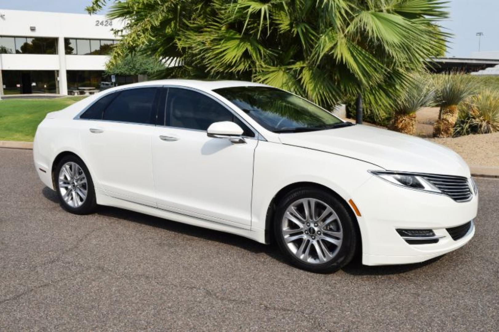 2013 White Platinum Metallic Tri-Coat /Light Dune Lincoln MKZ FWD (3LN6L2GK4DR) with an 3.7L V6 DOHC 24V engine, 6-Speed Automatic transmission, located at 11056 N 23rd Dr #101, Phoenix, AZ, 85029, (623) 434-4252, 33.587704, -112.109962 - Photo#3