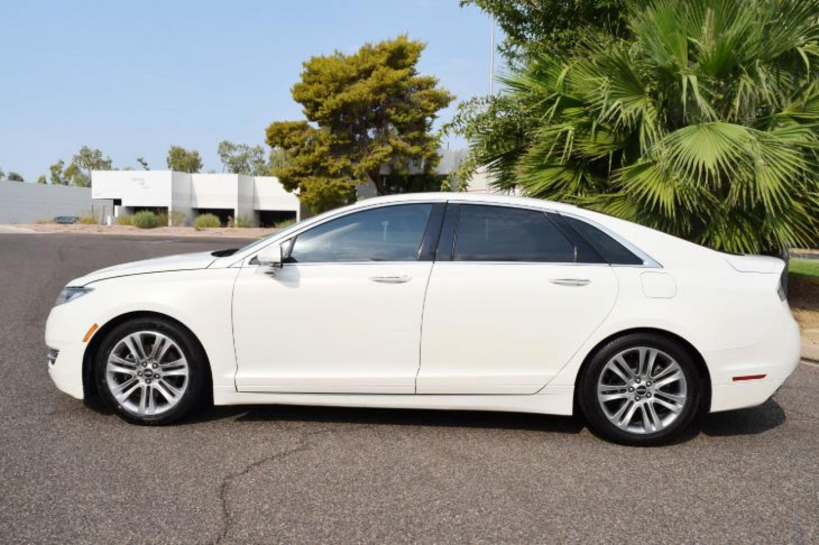2013 White Platinum Metallic Tri-Coat /Light Dune Lincoln MKZ FWD (3LN6L2GK4DR) with an 3.7L V6 DOHC 24V engine, 6-Speed Automatic transmission, located at 11056 N 23rd Dr #101, Phoenix, AZ, 85029, (623) 434-4252, 33.587704, -112.109962 - Photo#4