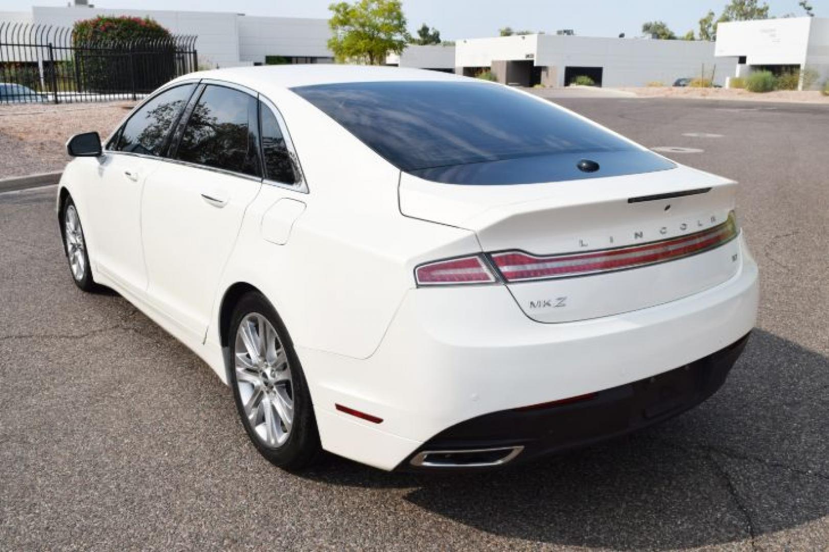 2013 White Platinum Metallic Tri-Coat /Light Dune Lincoln MKZ FWD (3LN6L2GK4DR) with an 3.7L V6 DOHC 24V engine, 6-Speed Automatic transmission, located at 11056 N 23rd Dr #101, Phoenix, AZ, 85029, (623) 434-4252, 33.587704, -112.109962 - Photo#6