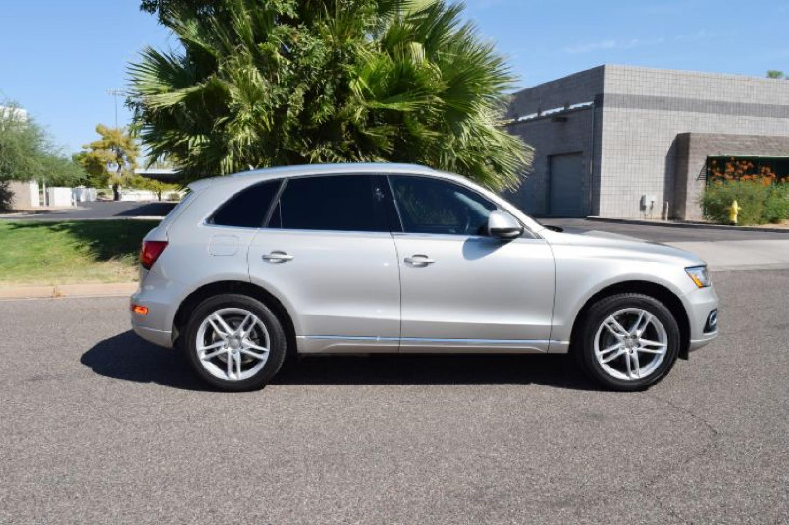 2014 Cuvee Silver Metallic /Black Audi Q5 2.0 quattro Premium (WA1LFAFP1EA) with an 2.0L L4 DOHC 16V engine, 6-Speed Automatic transmission, located at 11056 N 23rd Dr #101, Phoenix, AZ, 85029, (623) 434-4252, 33.587704, -112.109962 - Photo#3