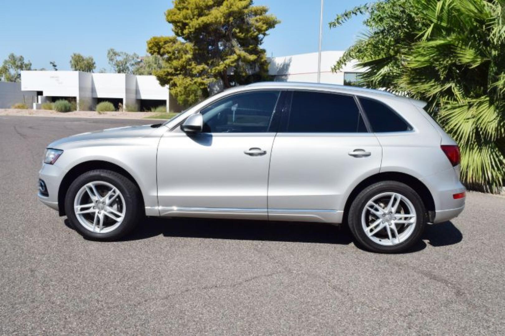 2014 Cuvee Silver Metallic /Black Audi Q5 2.0 quattro Premium (WA1LFAFP1EA) with an 2.0L L4 DOHC 16V engine, 6-Speed Automatic transmission, located at 11056 N 23rd Dr #101, Phoenix, AZ, 85029, (623) 434-4252, 33.587704, -112.109962 - Photo#4