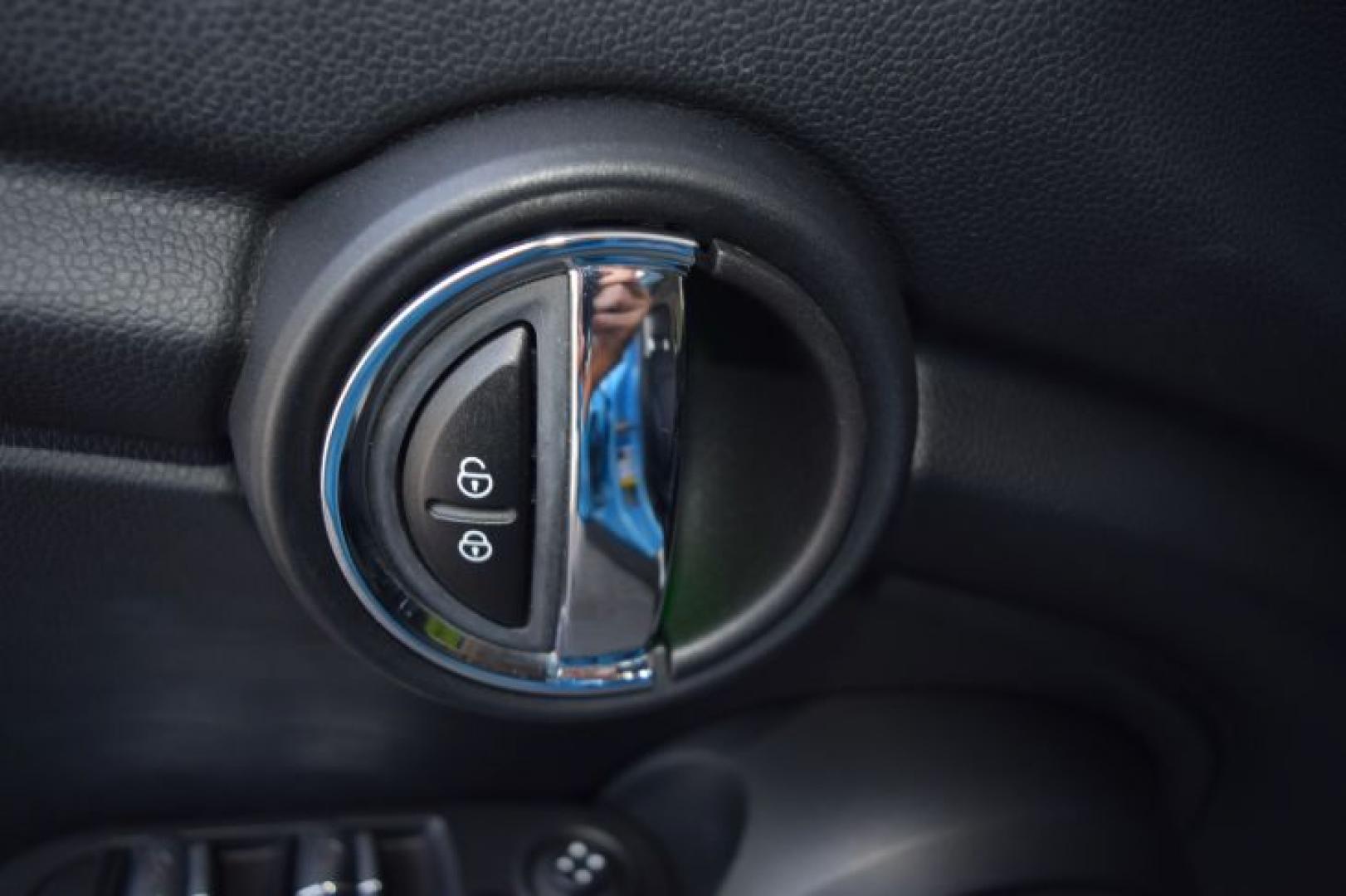 2017 Electric Blue Metallic /Black Pearl Mini Cooper 3-Door (WMWXU1C39H2) with an 1.6L L4 DOHC 16V TURBO engine, located at 11056 N 23rd Dr #101, Phoenix, AZ, 85029, (623) 434-4252, 33.587704, -112.109962 - Photo#21