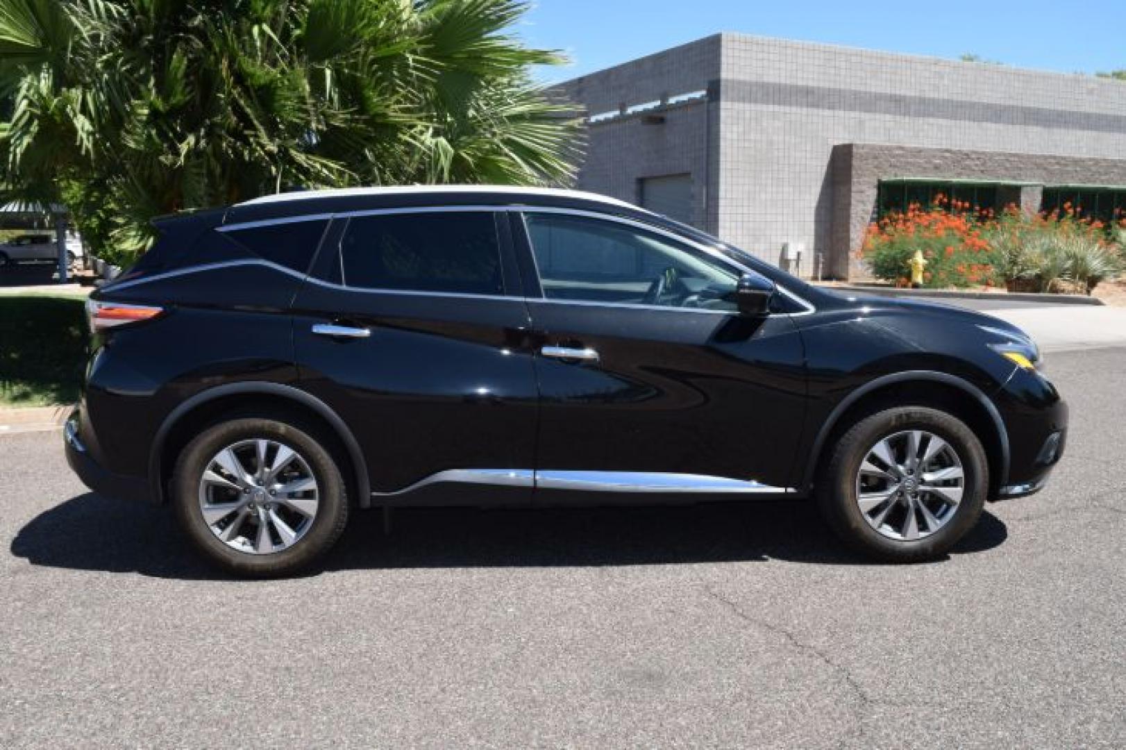 2018 Magnetic Black Metallic /Graphite Nissan Murano SL (5N1AZ2MG5JN) with an 3.5L 6 Cylinders engine, Automatic transmission, located at 11056 N 23rd Dr #101, Phoenix, AZ, 85029, (623) 434-4252, 33.587704, -112.109962 - Photo#3