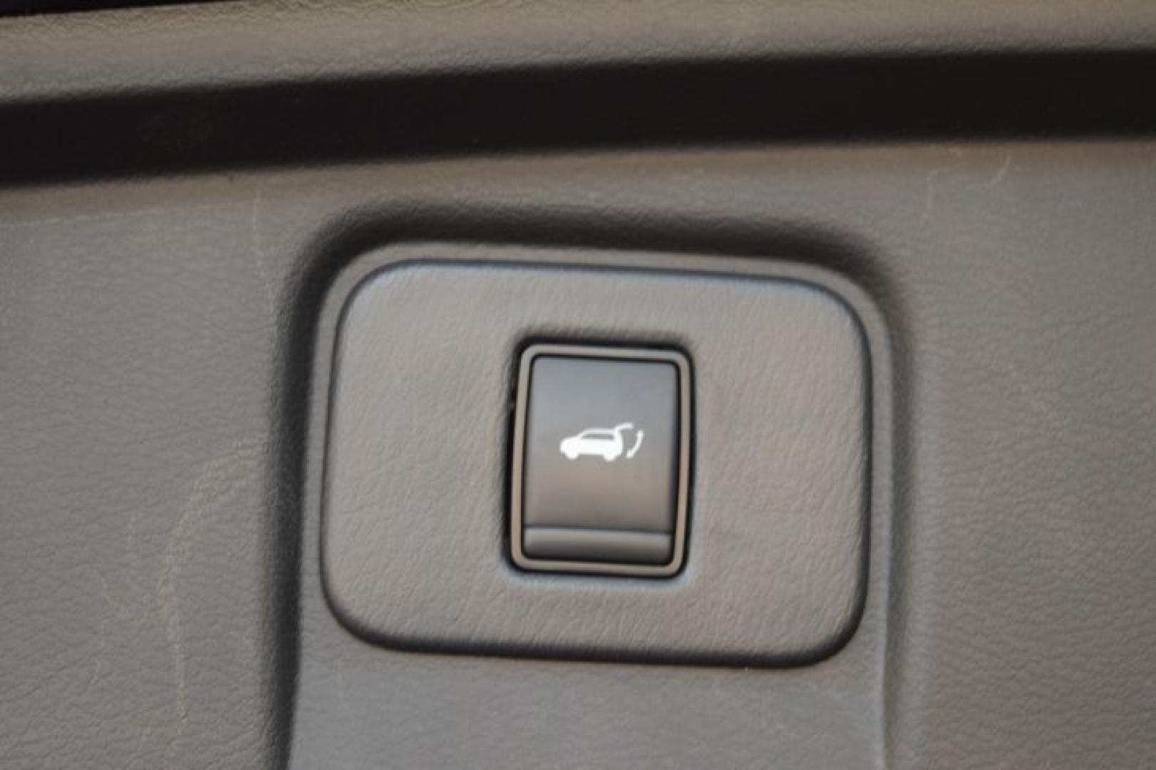 2018 Magnetic Black Metallic /Graphite Nissan Murano SL (5N1AZ2MG5JN) with an 3.5L 6 Cylinders engine, Automatic transmission, located at 11056 N 23rd Dr #101, Phoenix, AZ, 85029, (623) 434-4252, 33.587704, -112.109962 - Photo#41