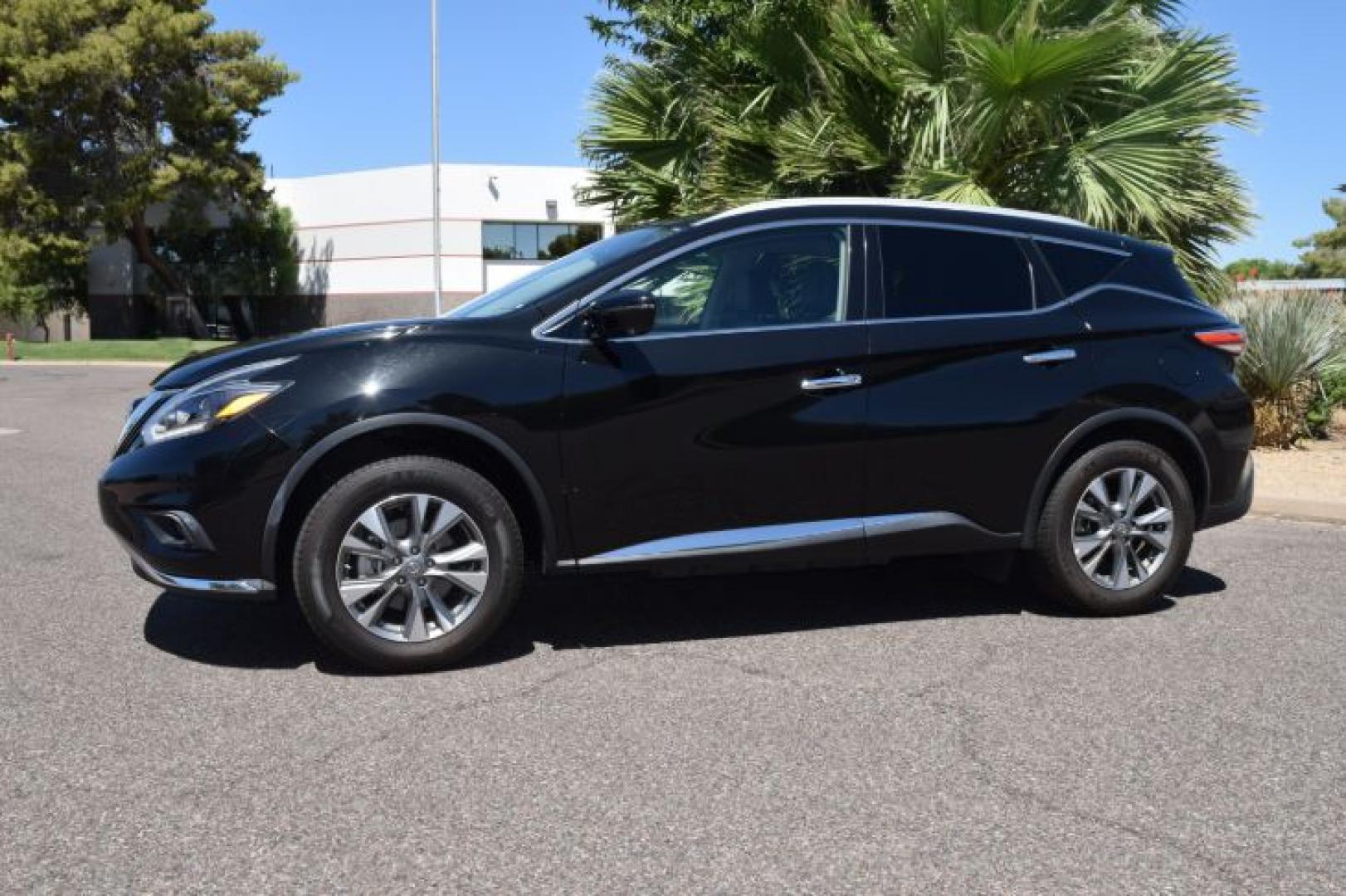 2018 Magnetic Black Metallic /Graphite Nissan Murano SL (5N1AZ2MG5JN) with an 3.5L 6 Cylinders engine, Automatic transmission, located at 11056 N 23rd Dr #101, Phoenix, AZ, 85029, (623) 434-4252, 33.587704, -112.109962 - Photo#4