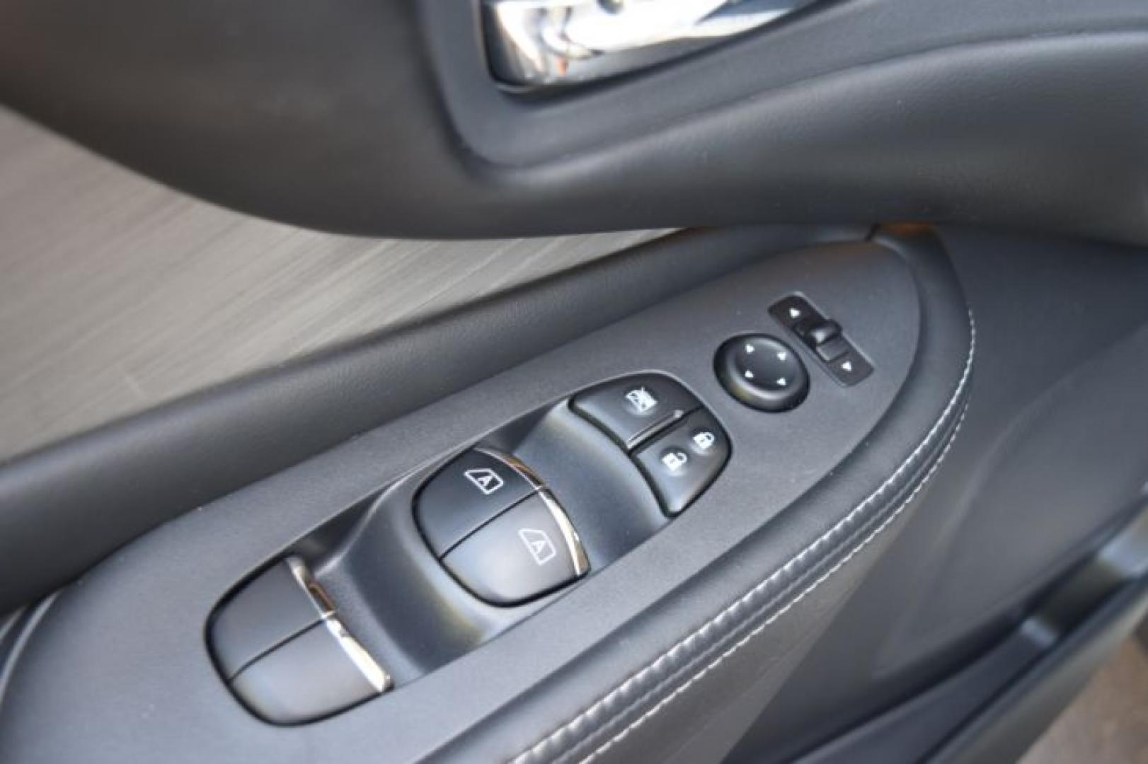 2018 Pearl White /Graphite Nissan Murano S (5N1AZ2MG2JN) with an 3.5L V6 DOHC 24V engine, CVT transmission, located at 11056 N 23rd Dr #101, Phoenix, AZ, 85029, (623) 434-4252, 33.587704, -112.109962 - Photo#24