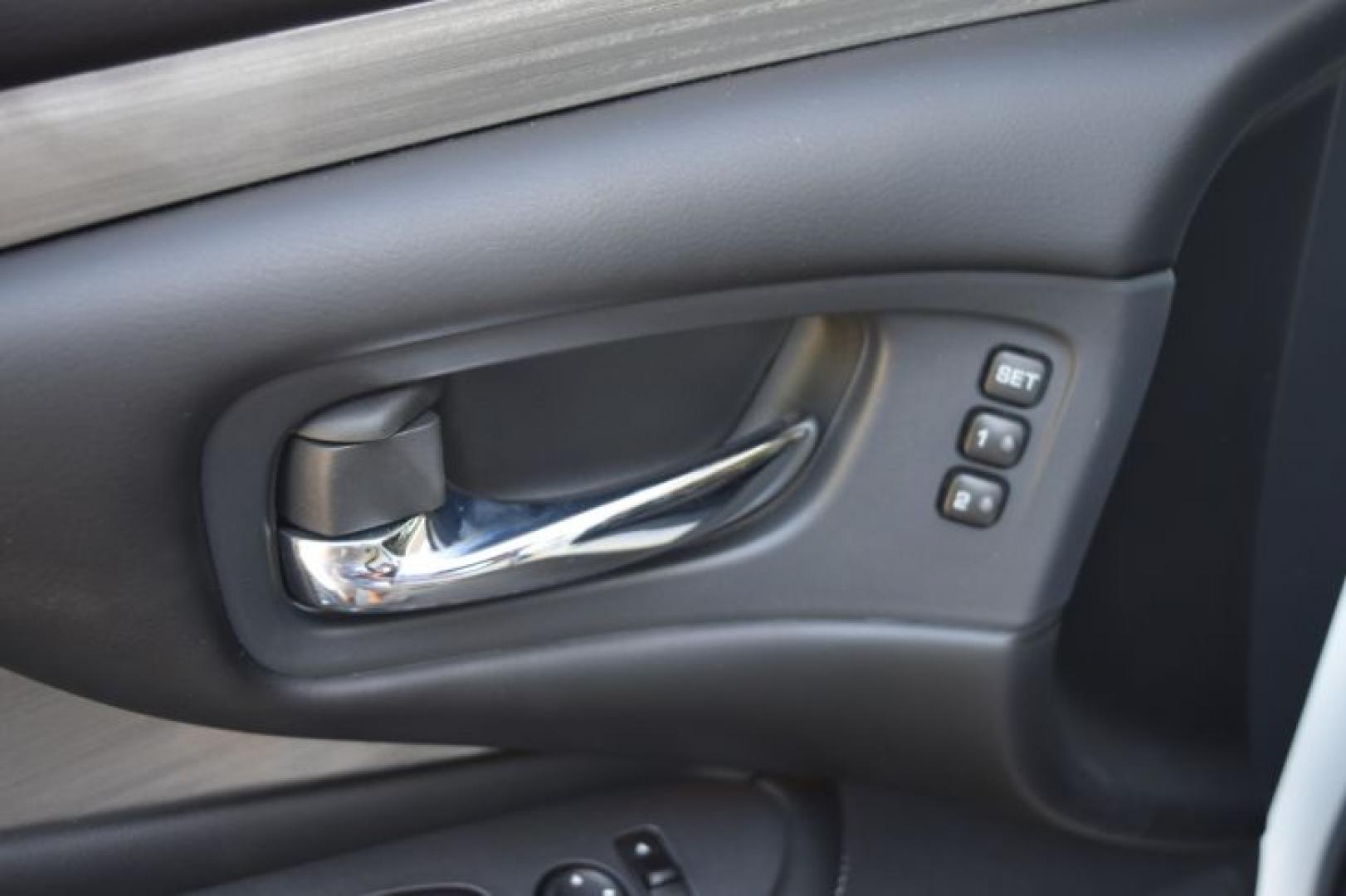 2018 Pearl White /Graphite Nissan Murano S (5N1AZ2MG2JN) with an 3.5L V6 DOHC 24V engine, CVT transmission, located at 11056 N 23rd Dr #101, Phoenix, AZ, 85029, (623) 434-4252, 33.587704, -112.109962 - Photo#25