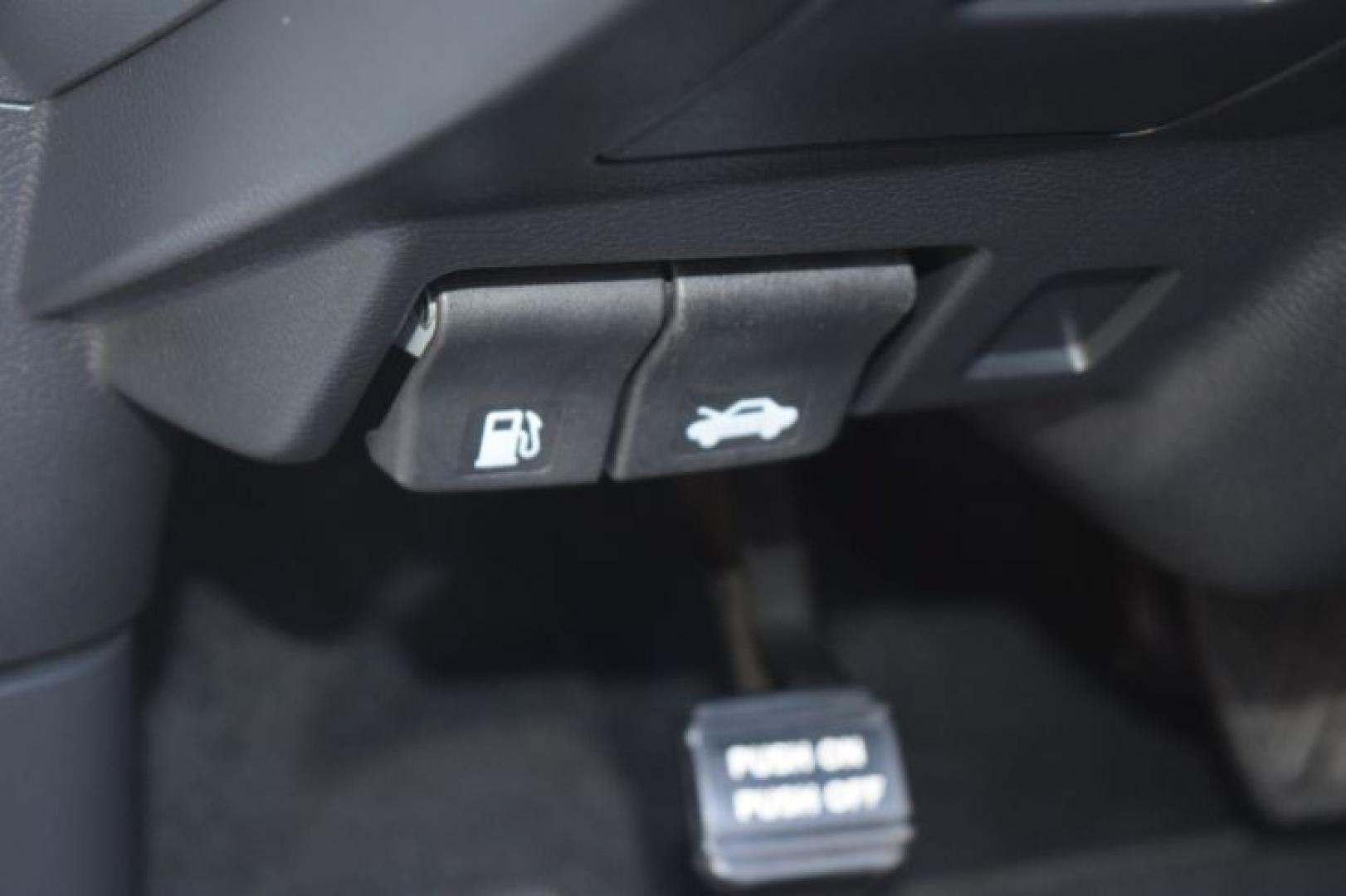 2018 Pearl White /Graphite Nissan Murano S (5N1AZ2MG2JN) with an 3.5L V6 DOHC 24V engine, CVT transmission, located at 11056 N 23rd Dr #101, Phoenix, AZ, 85029, (623) 434-4252, 33.587704, -112.109962 - Photo#27