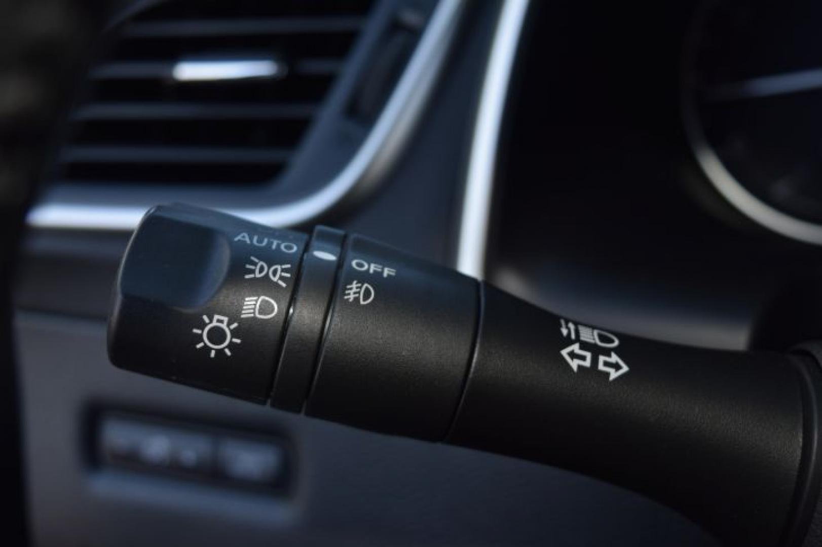 2018 Pearl White /Graphite Nissan Murano S (5N1AZ2MG2JN) with an 3.5L V6 DOHC 24V engine, CVT transmission, located at 11056 N 23rd Dr #101, Phoenix, AZ, 85029, (623) 434-4252, 33.587704, -112.109962 - Photo#28