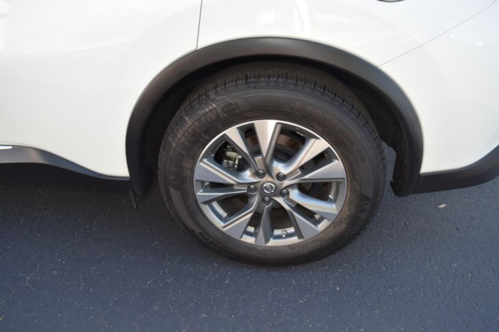 2018 Pearl White /Graphite Nissan Murano S (5N1AZ2MG2JN) with an 3.5L V6 DOHC 24V engine, CVT transmission, located at 11056 N 23rd Dr #101, Phoenix, AZ, 85029, (623) 434-4252, 33.587704, -112.109962 - Photo#36