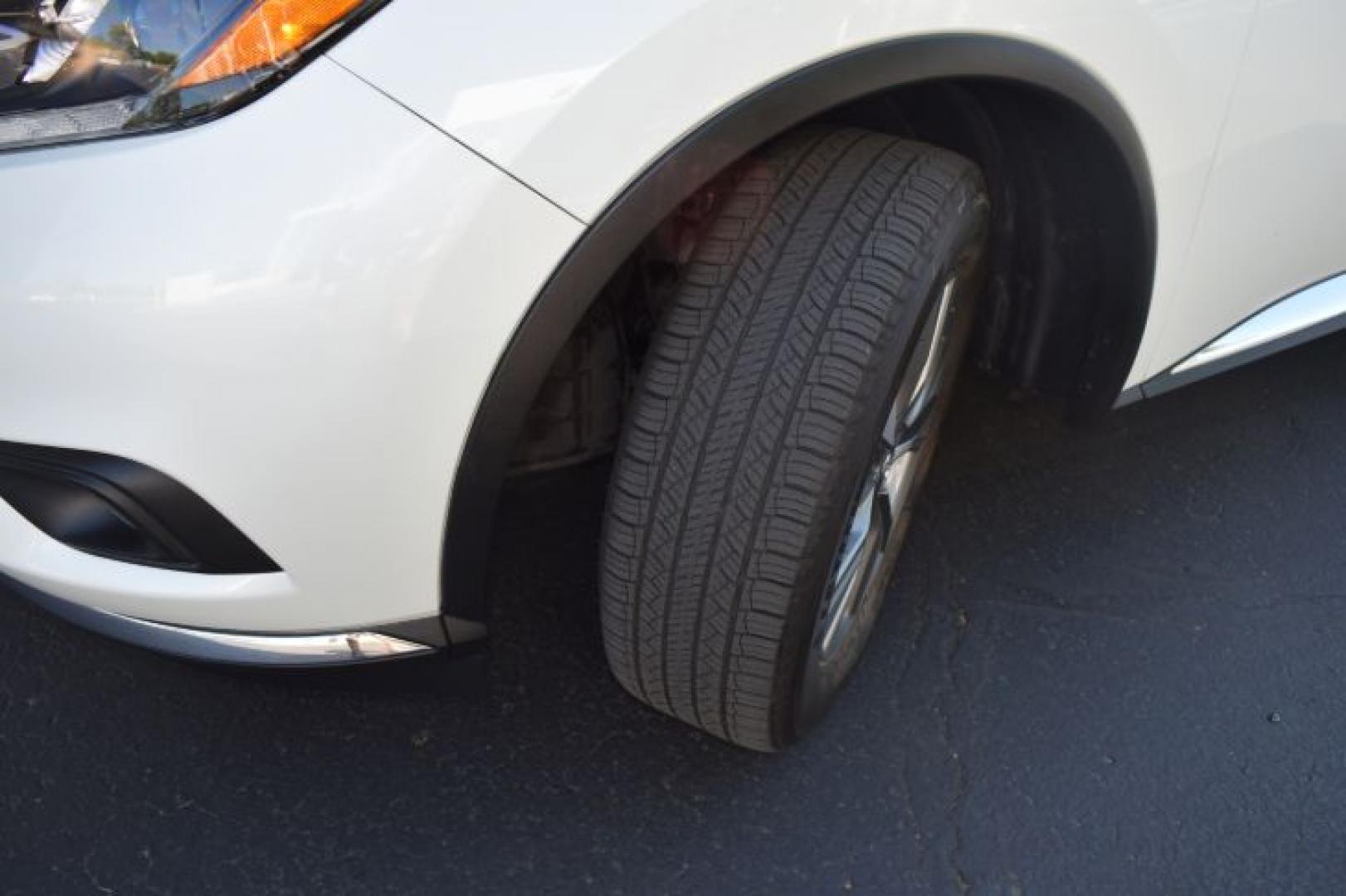 2018 Pearl White /Graphite Nissan Murano S (5N1AZ2MG2JN) with an 3.5L V6 DOHC 24V engine, CVT transmission, located at 11056 N 23rd Dr #101, Phoenix, AZ, 85029, (623) 434-4252, 33.587704, -112.109962 - Photo#37