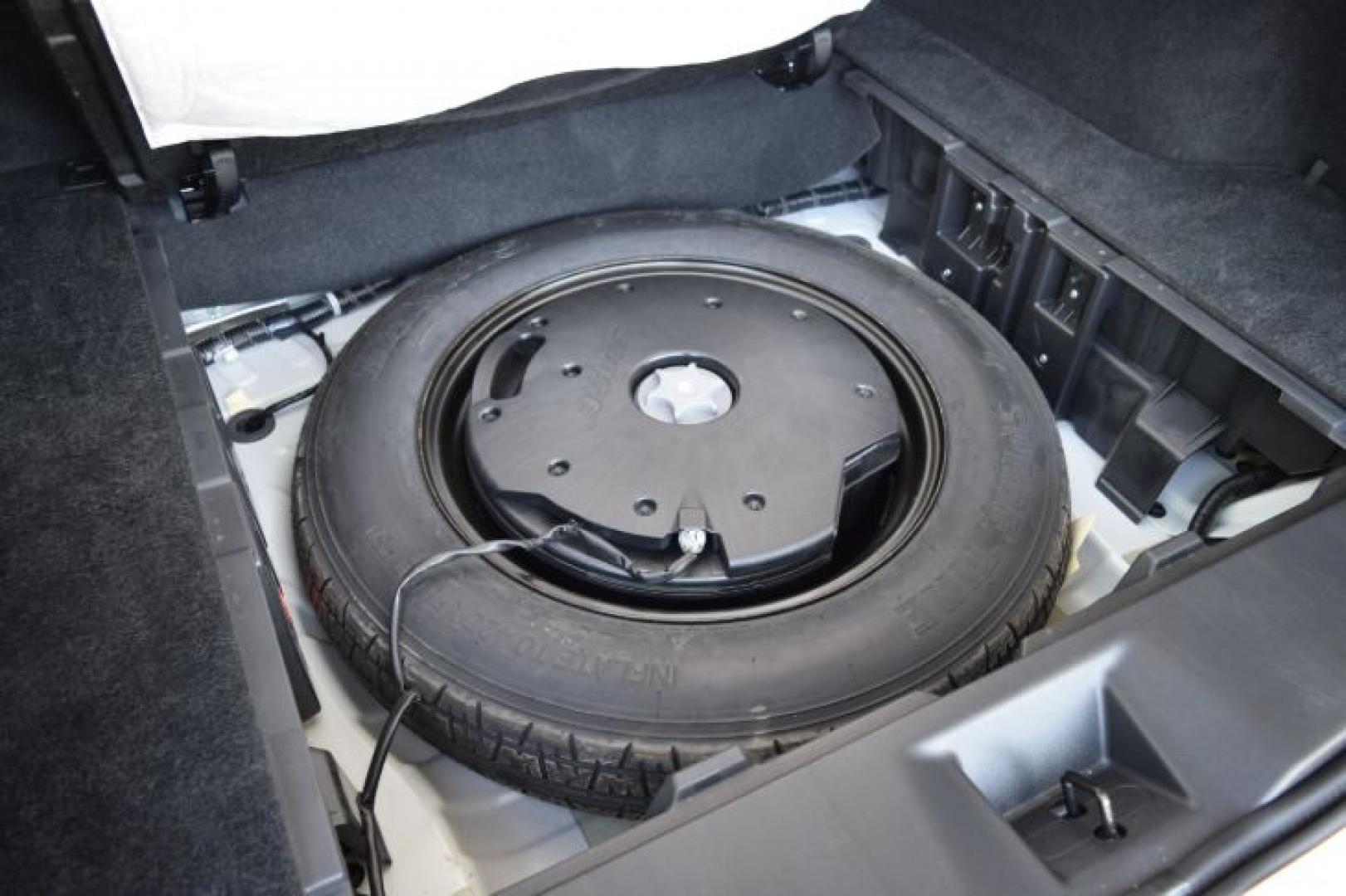 2018 Pearl White /Graphite Nissan Murano S (5N1AZ2MG2JN) with an 3.5L V6 DOHC 24V engine, CVT transmission, located at 11056 N 23rd Dr #101, Phoenix, AZ, 85029, (623) 434-4252, 33.587704, -112.109962 - Photo#41