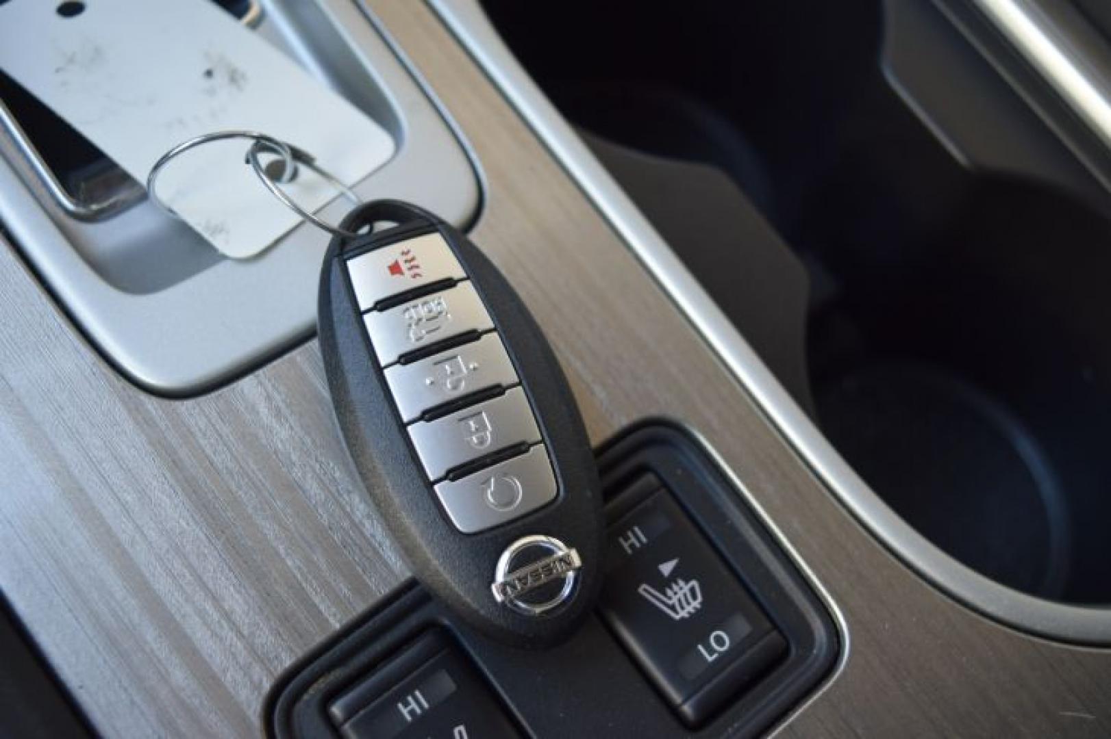 2018 Pearl White /Graphite Nissan Murano S (5N1AZ2MG2JN) with an 3.5L V6 DOHC 24V engine, CVT transmission, located at 11056 N 23rd Dr #101, Phoenix, AZ, 85029, (623) 434-4252, 33.587704, -112.109962 - Photo#44