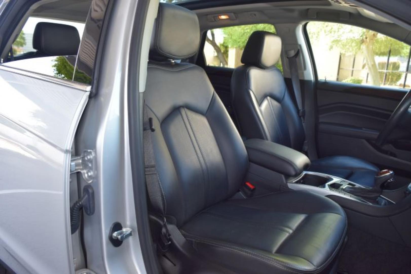 2016 Radiant Silver Metallic /Ebony with Ebony accents Cadillac SRX Luxury Collection AWD (3GYFNEE31GS) with an 3.6L V6 DOHC 24V FFV engine, Automatic transmission, located at 11056 N 23rd Dr #101, Phoenix, AZ, 85029, (623) 434-4252, 33.587704, -112.109962 - Photo#12