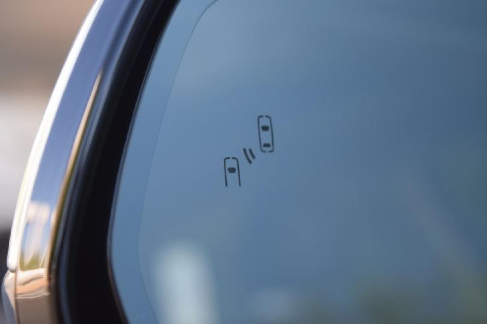 2016 Radiant Silver Metallic /Ebony with Ebony accents Cadillac SRX Luxury Collection AWD (3GYFNEE31GS) with an 3.6L V6 DOHC 24V FFV engine, Automatic transmission, located at 11056 N 23rd Dr #101, Phoenix, AZ, 85029, (623) 434-4252, 33.587704, -112.109962 - Photo#22